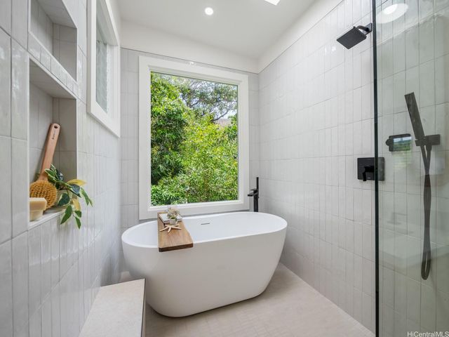 $4,585,000 | 223 Lanipo Drive, Kailua, HI 96734