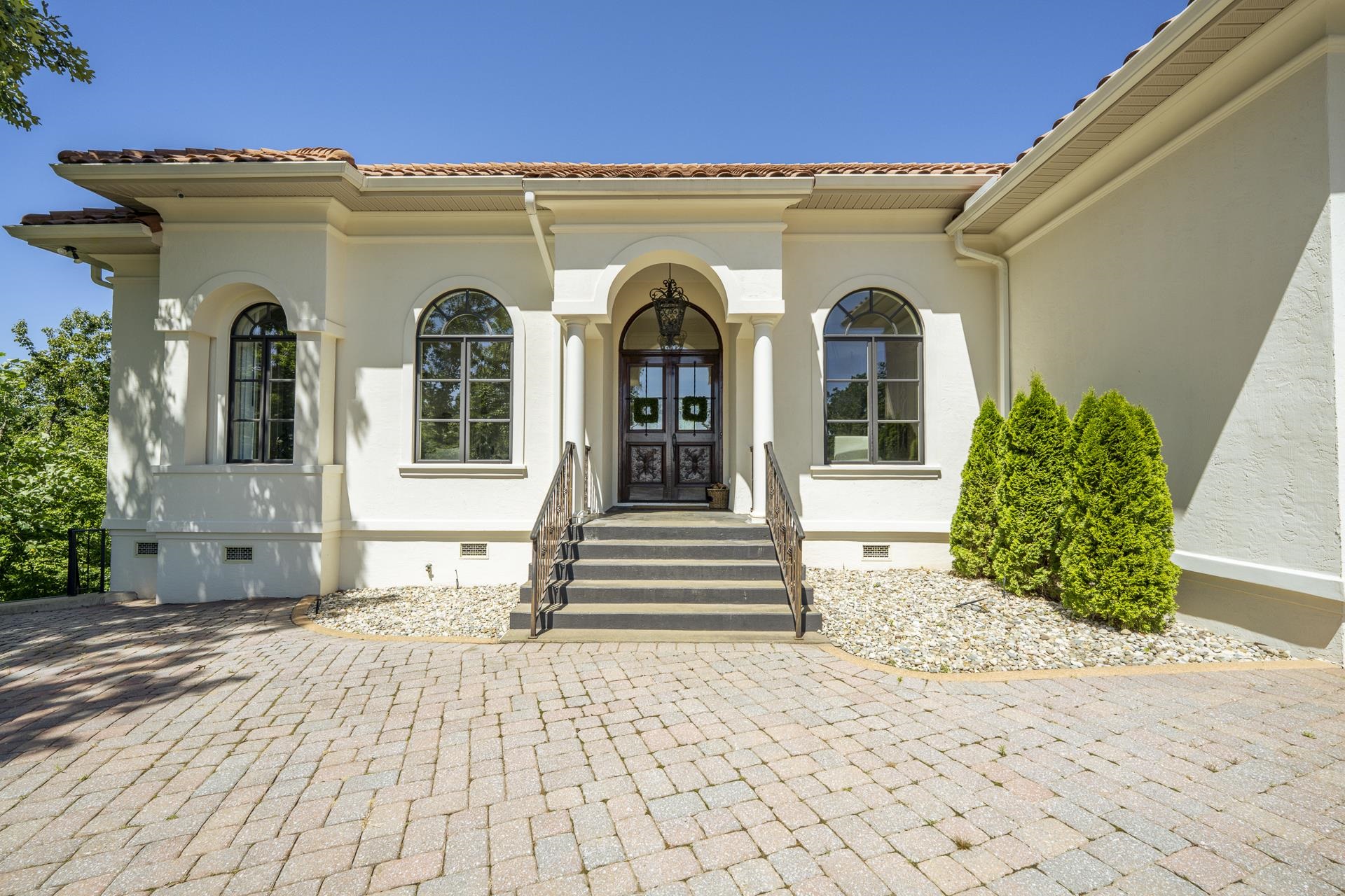 105 Riviera Cove Savannah, TN 38372 - Photo 2 of 40 a front view of a house
