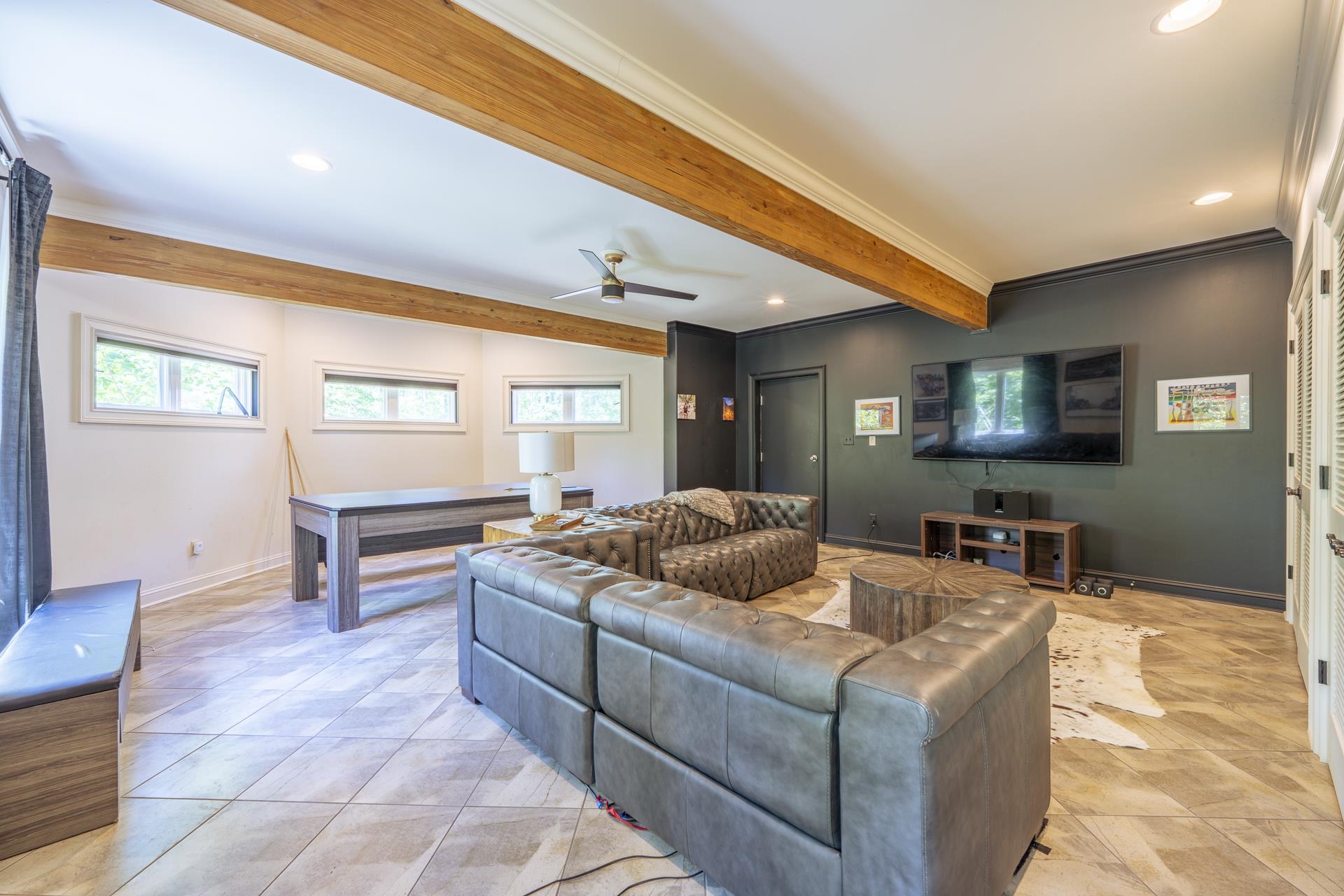 105 Riviera Cove Savannah, TN 38372 - Photo 33 of 40 a living room with furniture and a flat screen tv