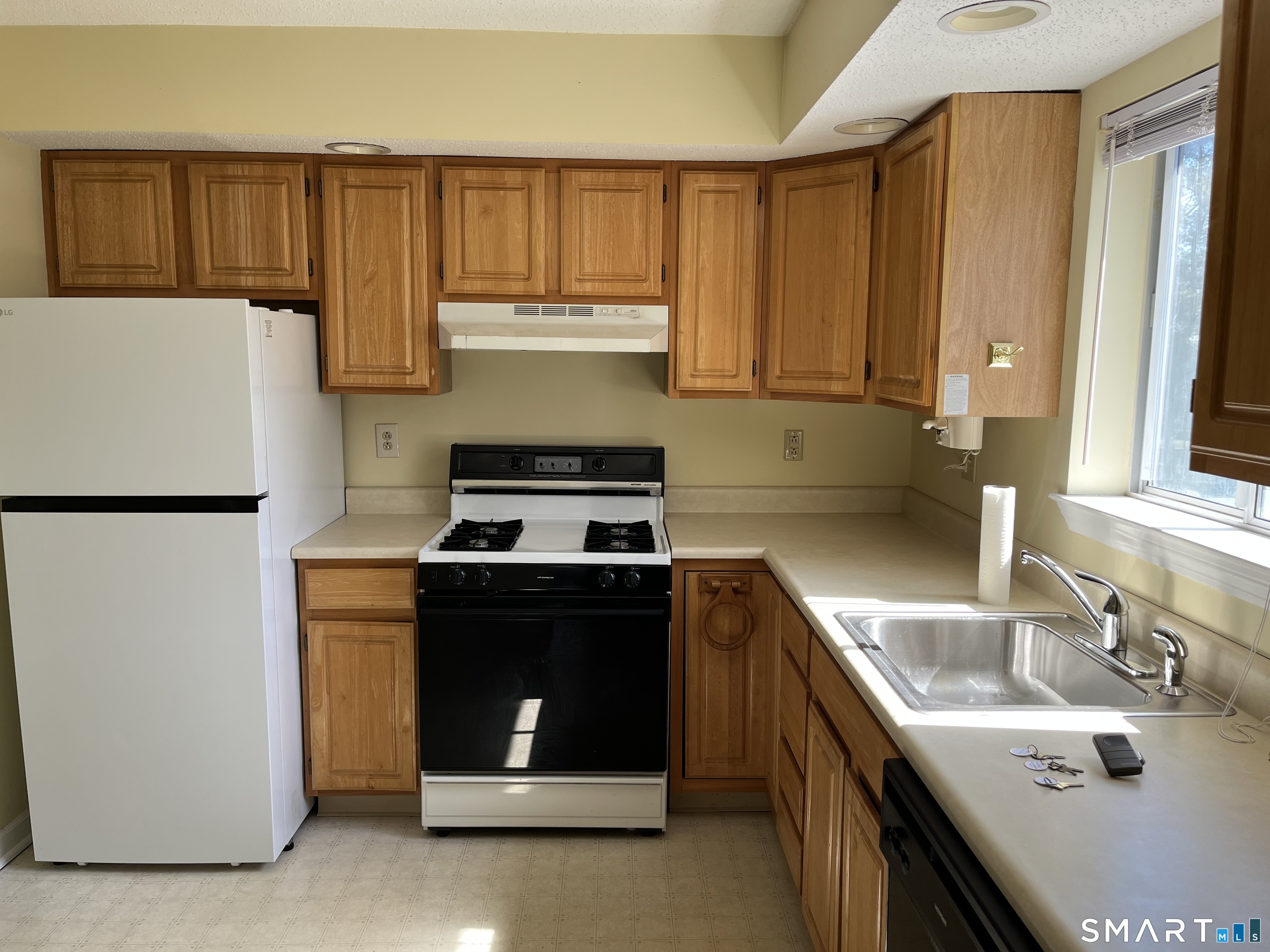 202 Windgate Circle, Unit E Monroe, CT 06468 - Photo 4 of 18