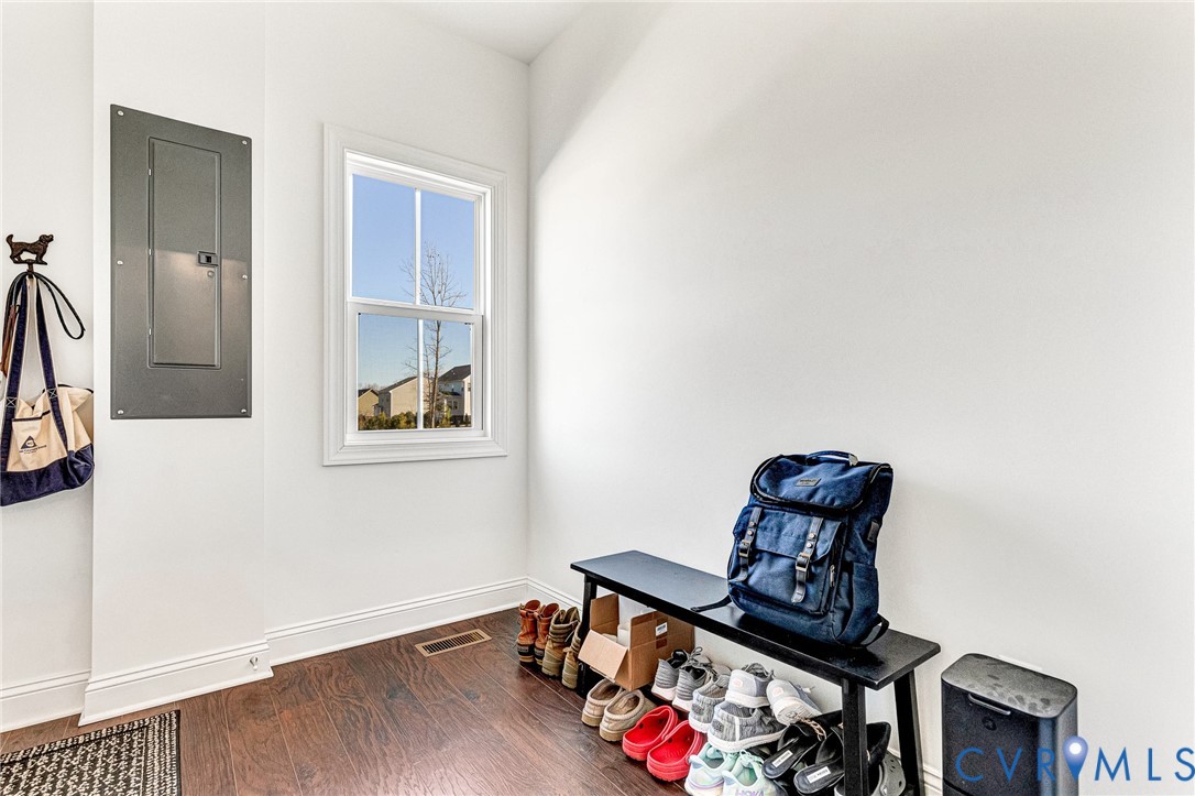 17101 Westington Road Moseley, VA 23120 - Photo 20 of 50 a living room with furniture
