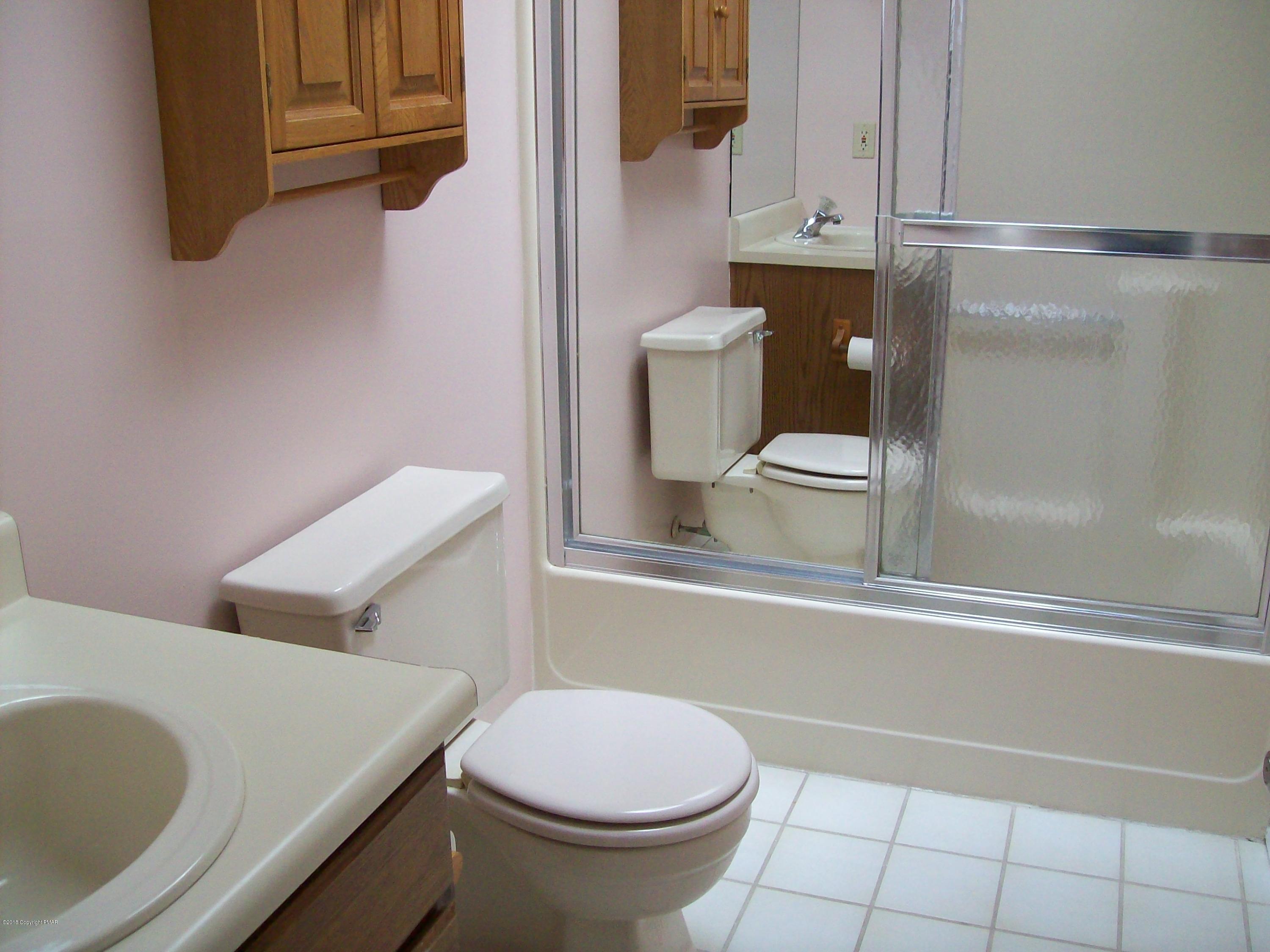 264 Bristol Way Bushkill, PA 18324 - Photo 14 of 19 Bath 2