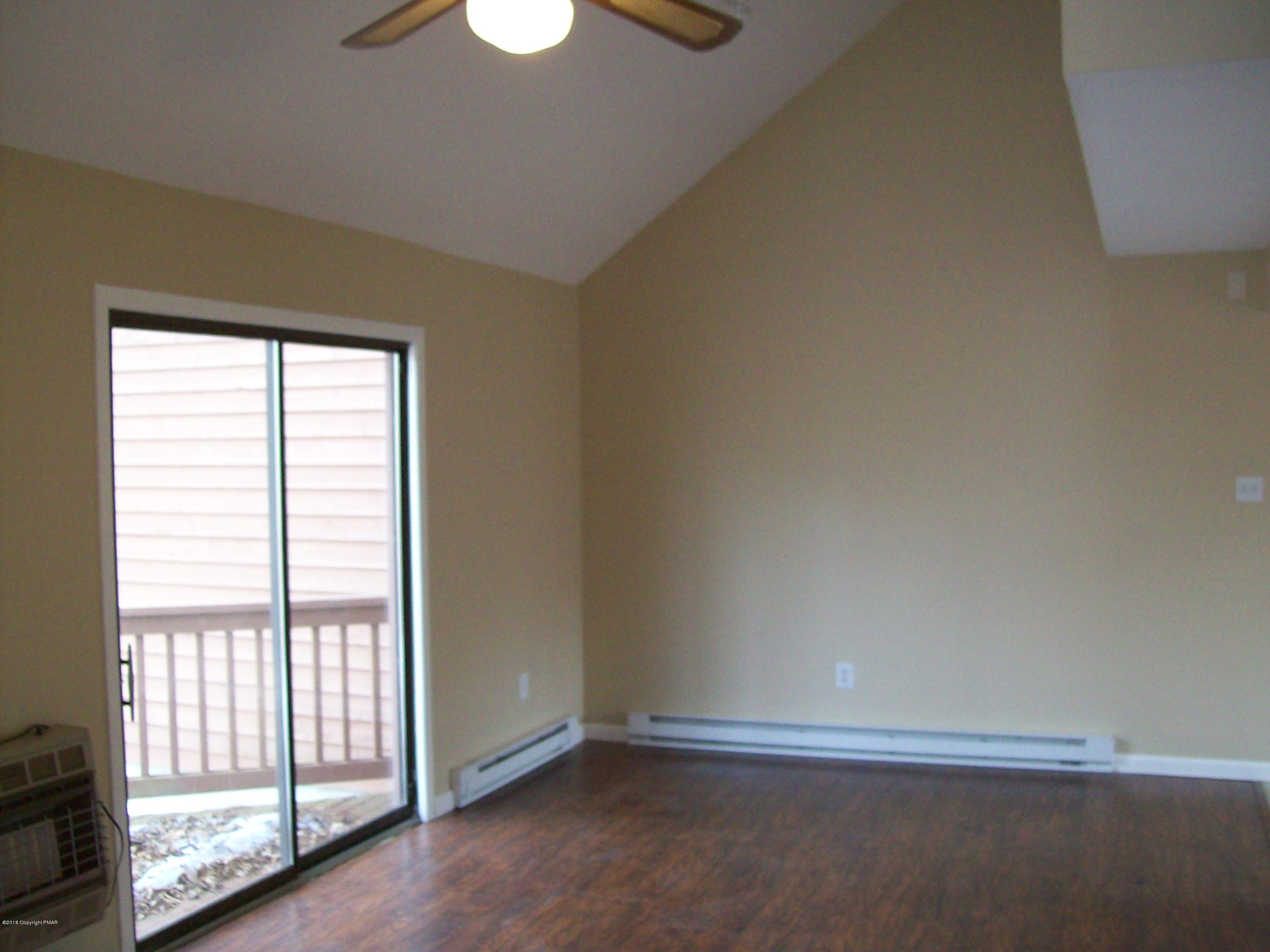 264 Bristol Way Bushkill, PA 18324 - Photo 3 of 19 Living room