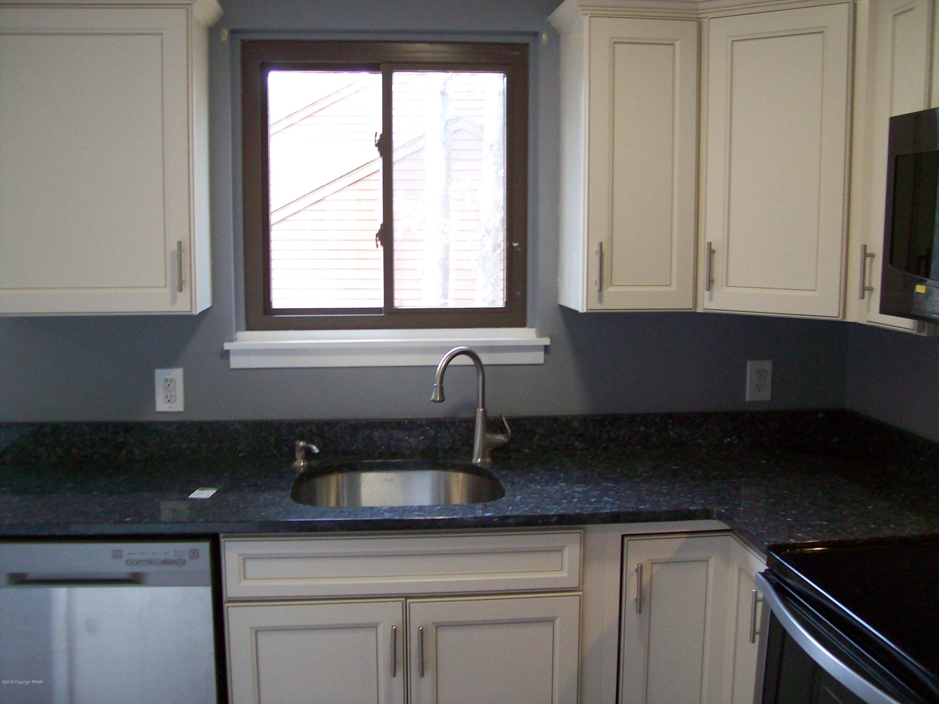 264 Bristol Way Bushkill, PA 18324 - Photo 5 of 19 Kitchen