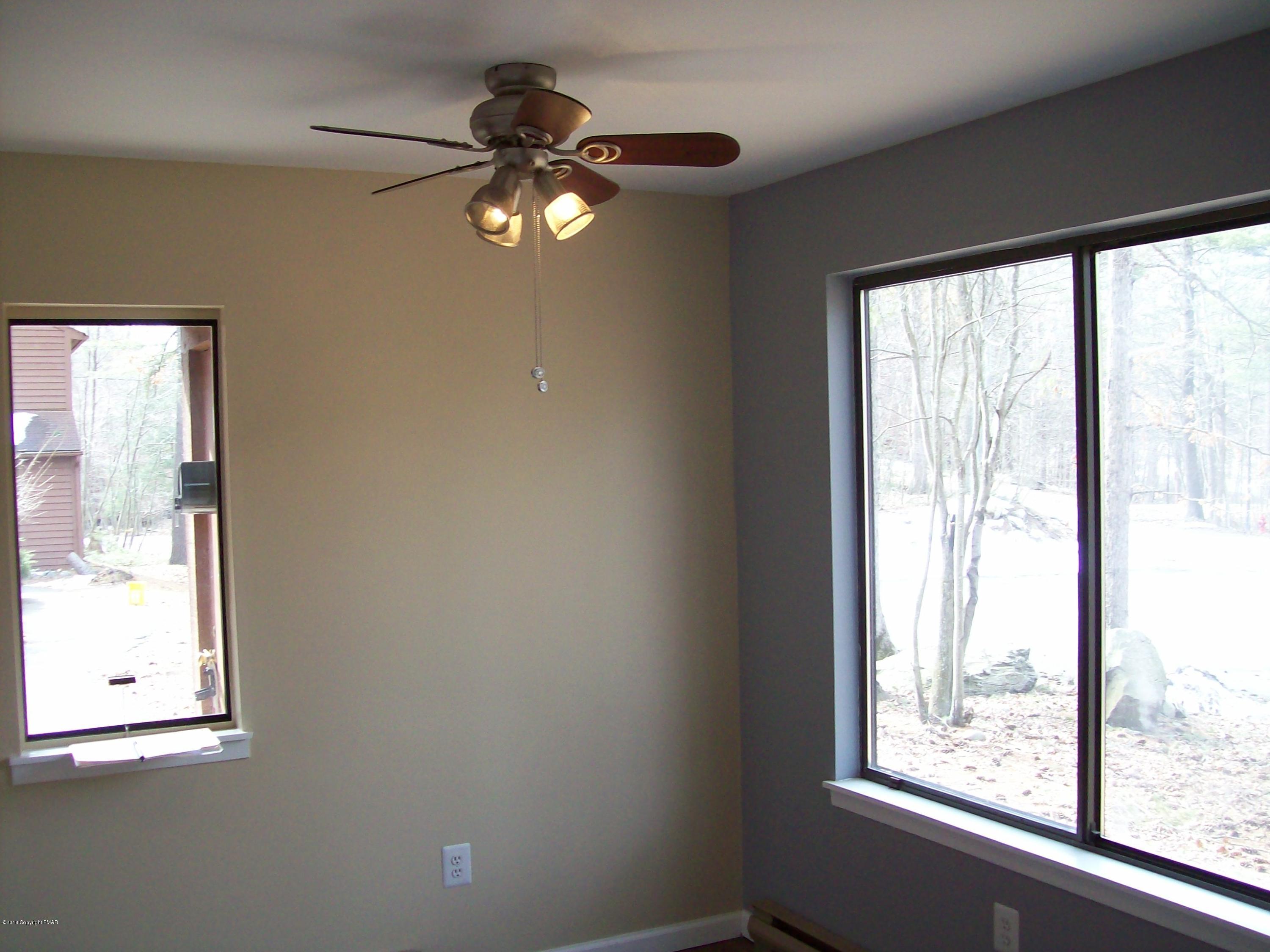 264 Bristol Way Bushkill, PA 18324 - Photo 6 of 19 Dining area2