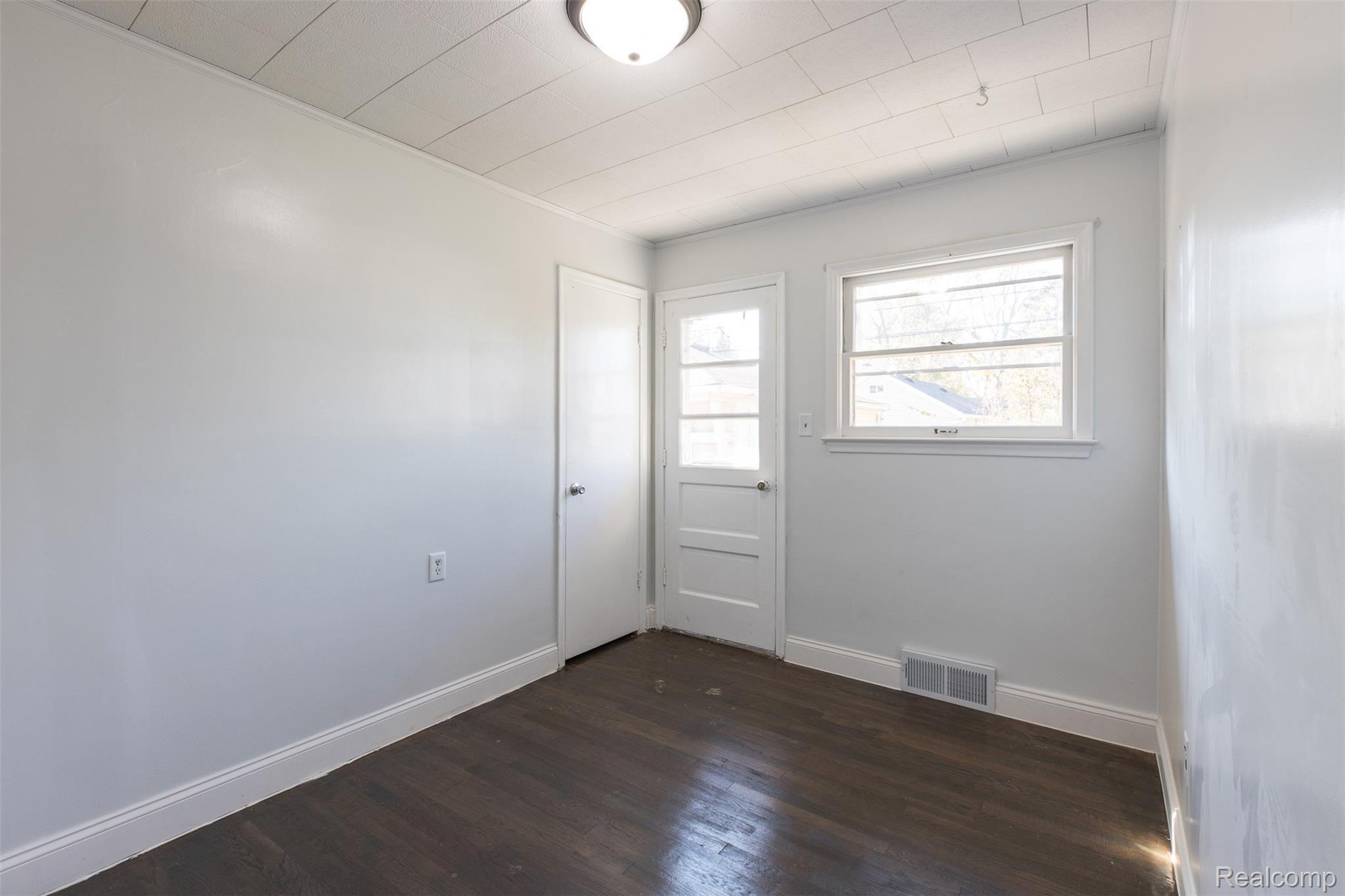 14378 Trenton Road Southgate, MI 48195 - Photo 22 of 34 3rd bedroom