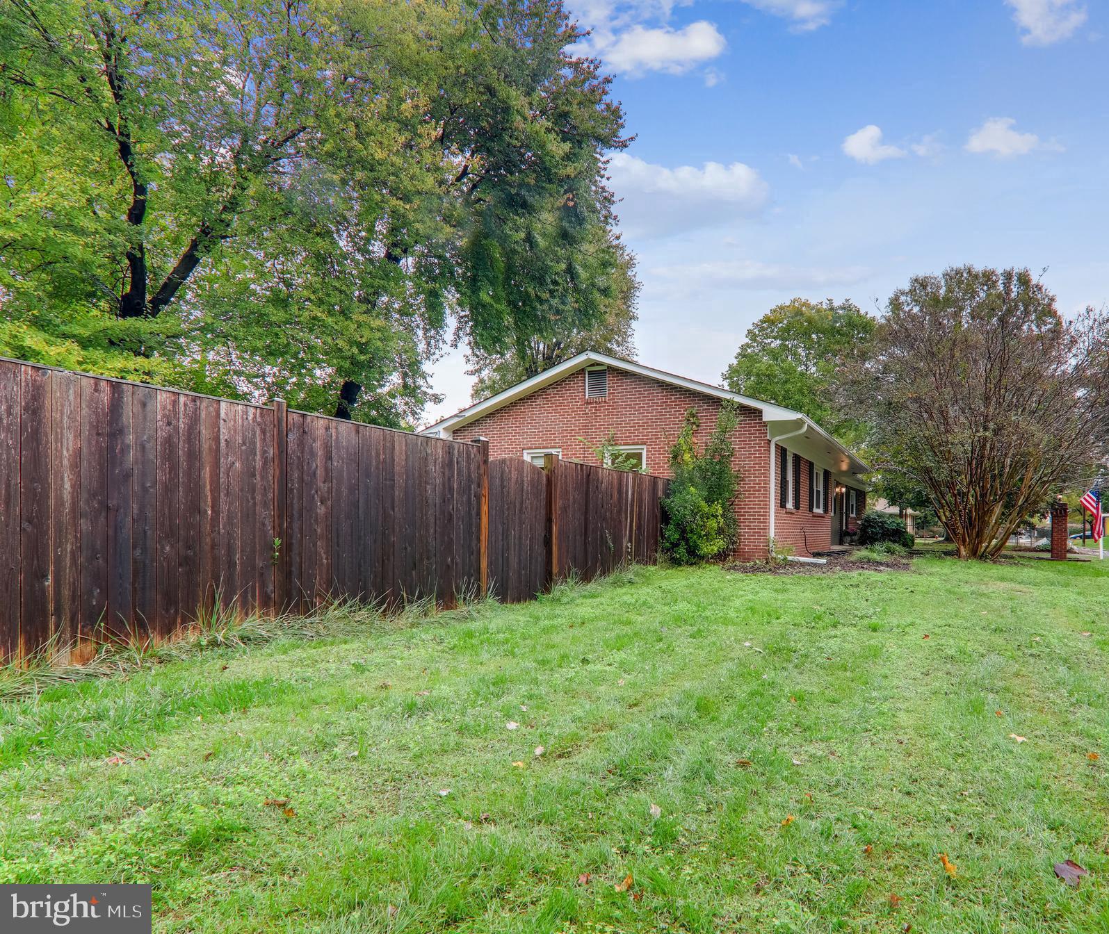2812 Derek Road Alexandria, VA 22306 - Photo 4 of 54 Wonderful side and front yards.