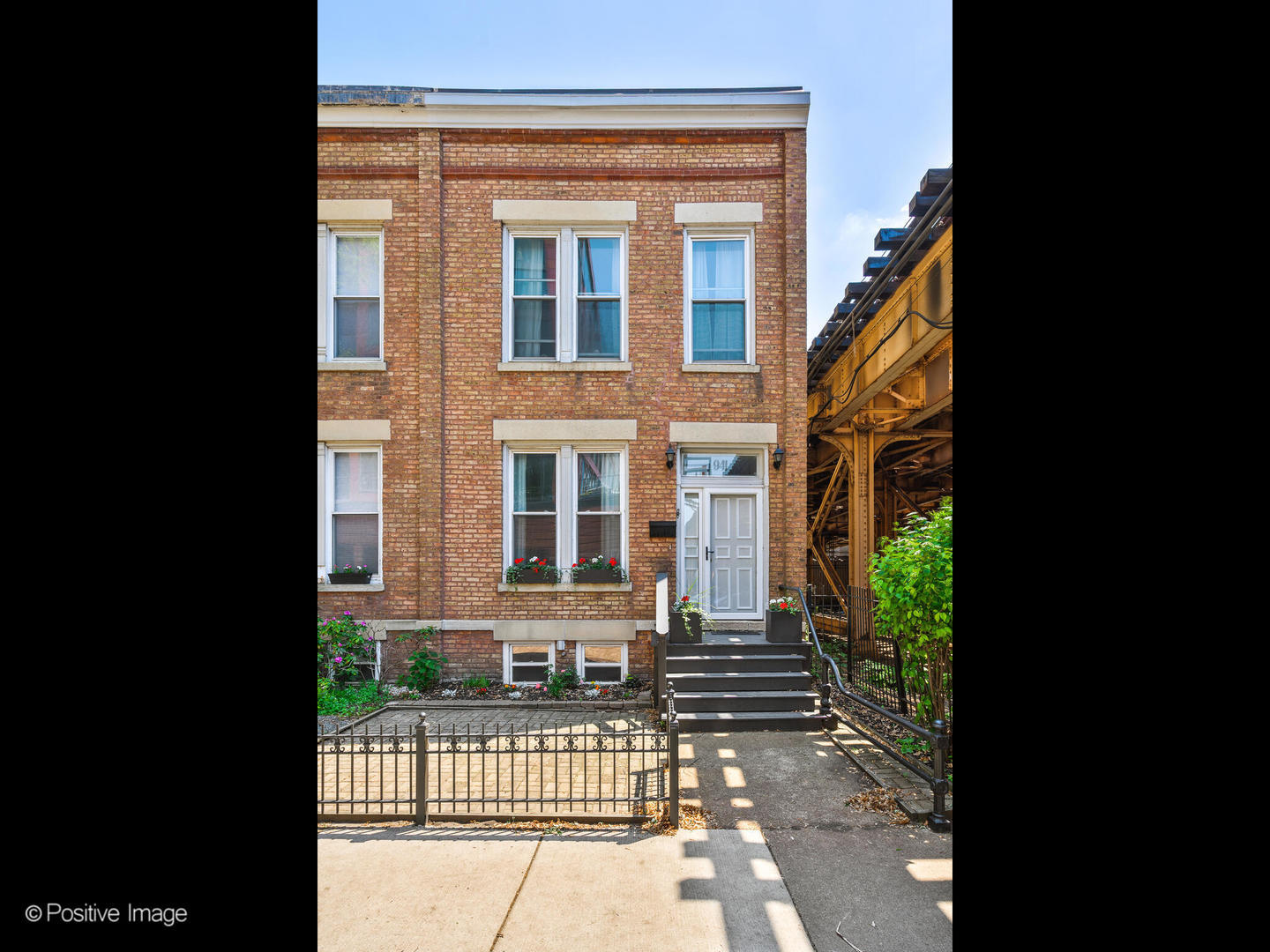 941 West Altgeld Street Chicago, IL 60614 - Photo 2 of 18 a view of a brick house with many windows