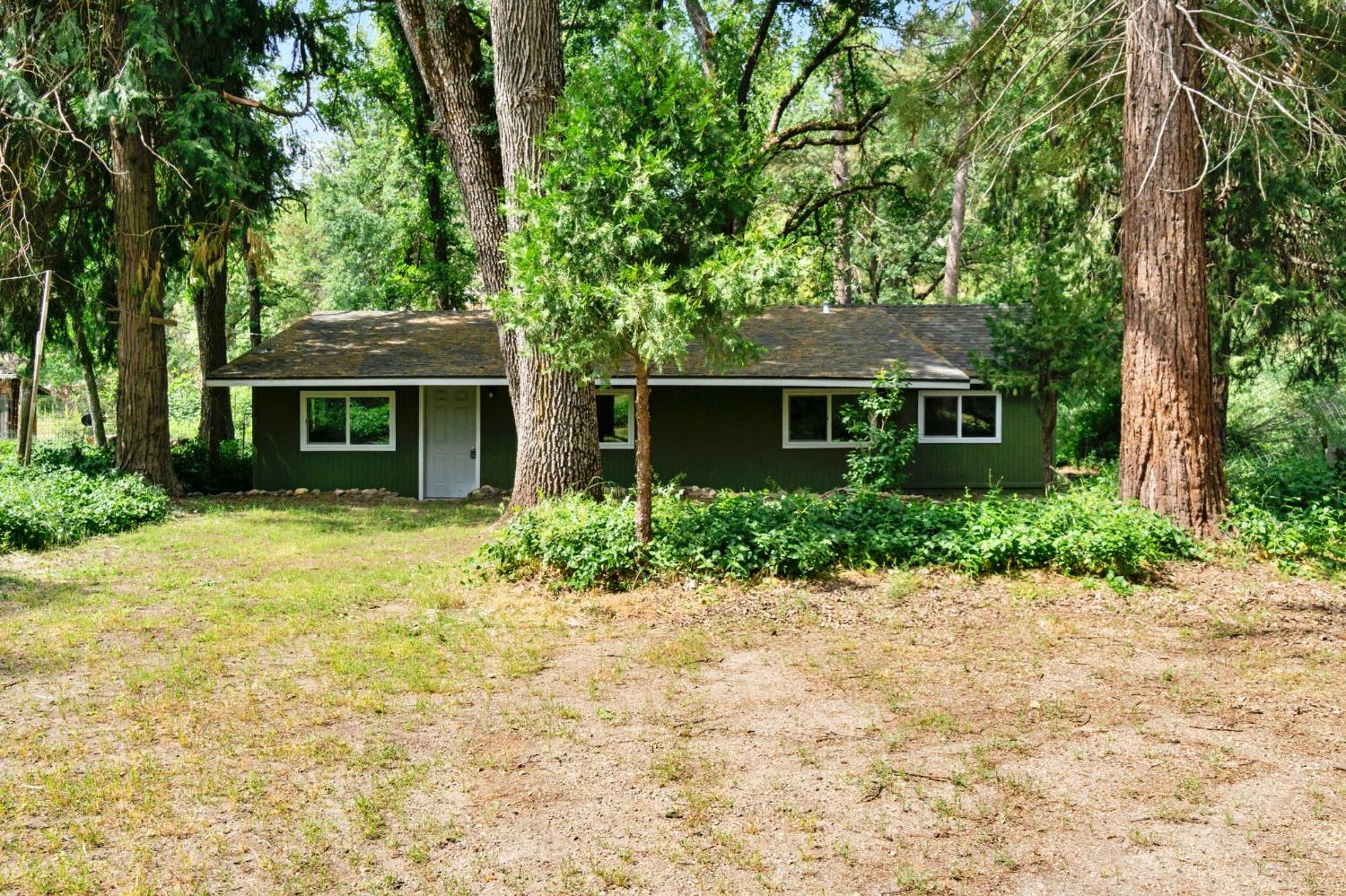 46801 Dunlap Road Miramonte, CA 93641 - Photo 2 of 28 a front view of a house with a garden
