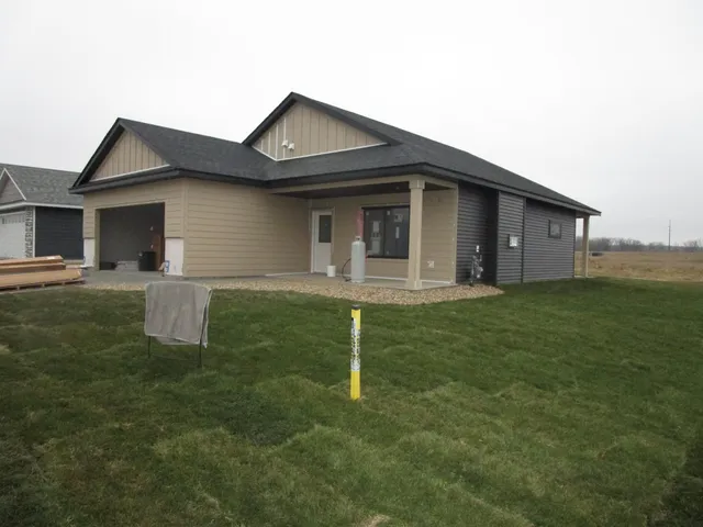 $399,900 | 2011 Douglas Trl Drive Southeast, Pine Island, MN 55963