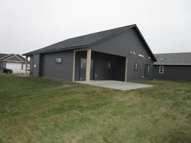 $399,900 | 2011 Douglas Trl Drive Southeast, Pine Island, MN 55963