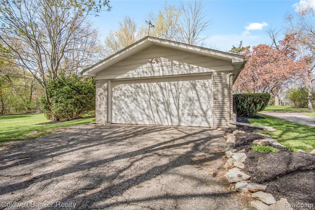 1272 East Square Lake Road Bloomfield Hills, MI 48304 - Photo 28 of 36