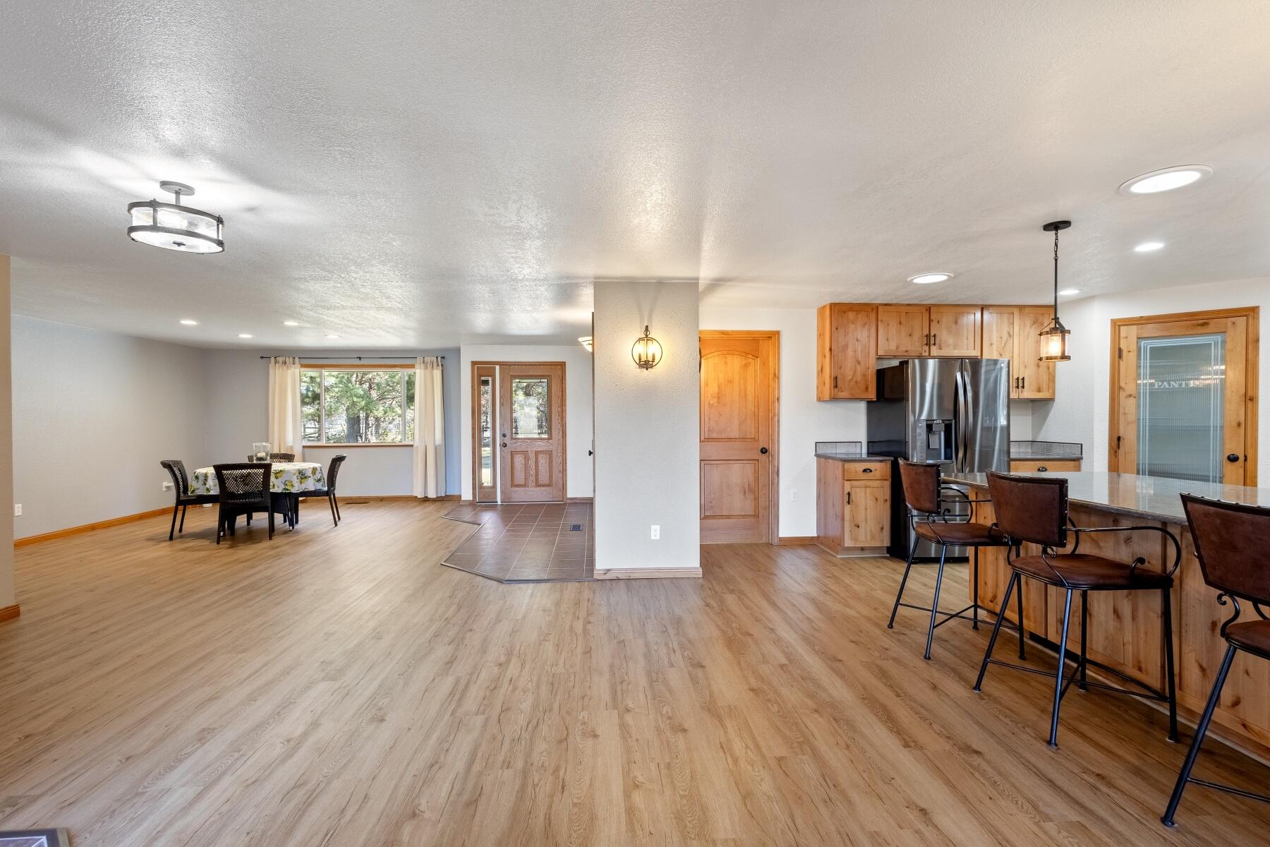 19800 Connarn Road Bend, OR 97703 - Photo 6 of 50 Kitchen dining