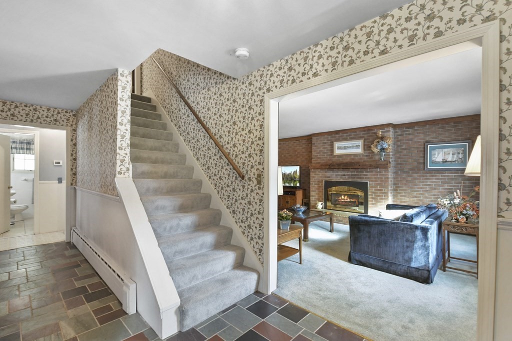 17 Gates Road Shrewsbury, MA 01545 - Photo 3 of 42 Gallery Image 3