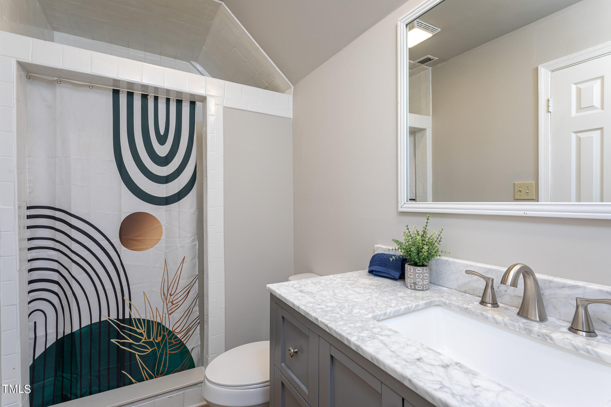 4 Boxwood Drive Durham, NC 27713 - Photo 14 of 19 Upstairs bathroom
