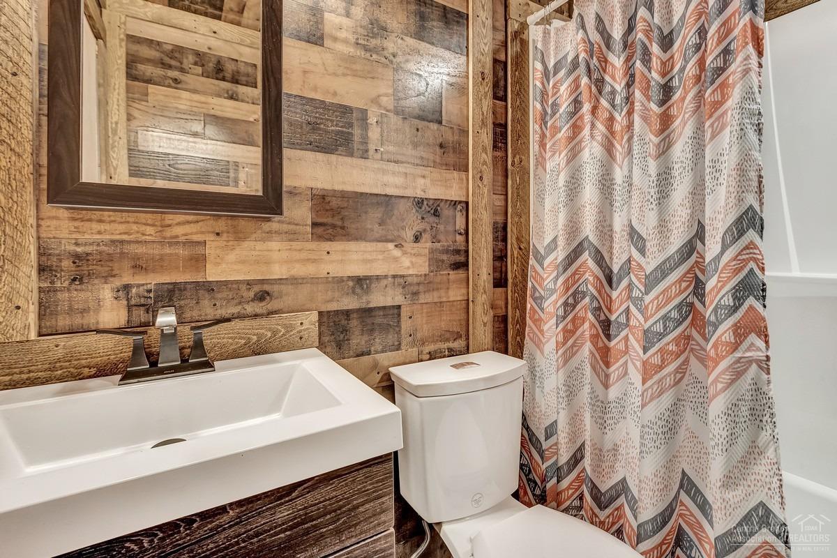 59757 Cheyenne Road Bend, OR 97702 - Photo 16 of 25 a bathroom with a sink and mirror
