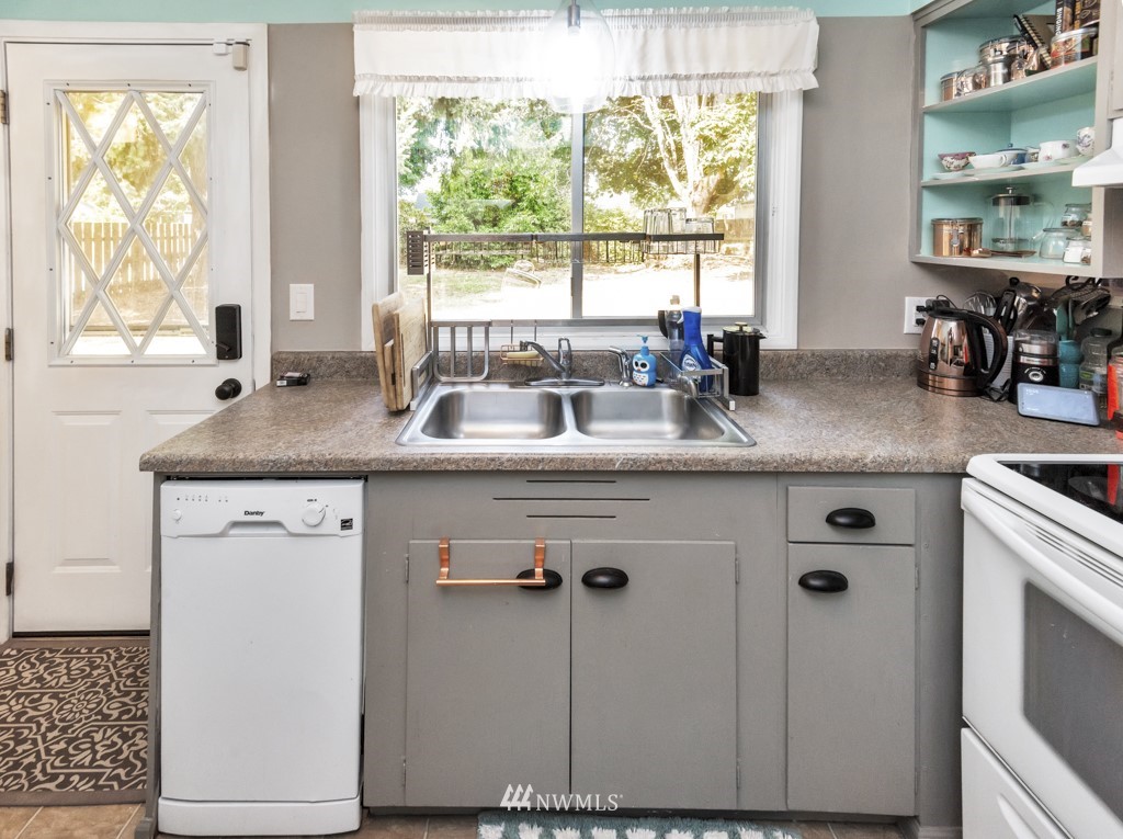 8818 Hipkins Road Southwest Lakewood, WA 98498 - Photo 11 of 24 Gallery Image 11