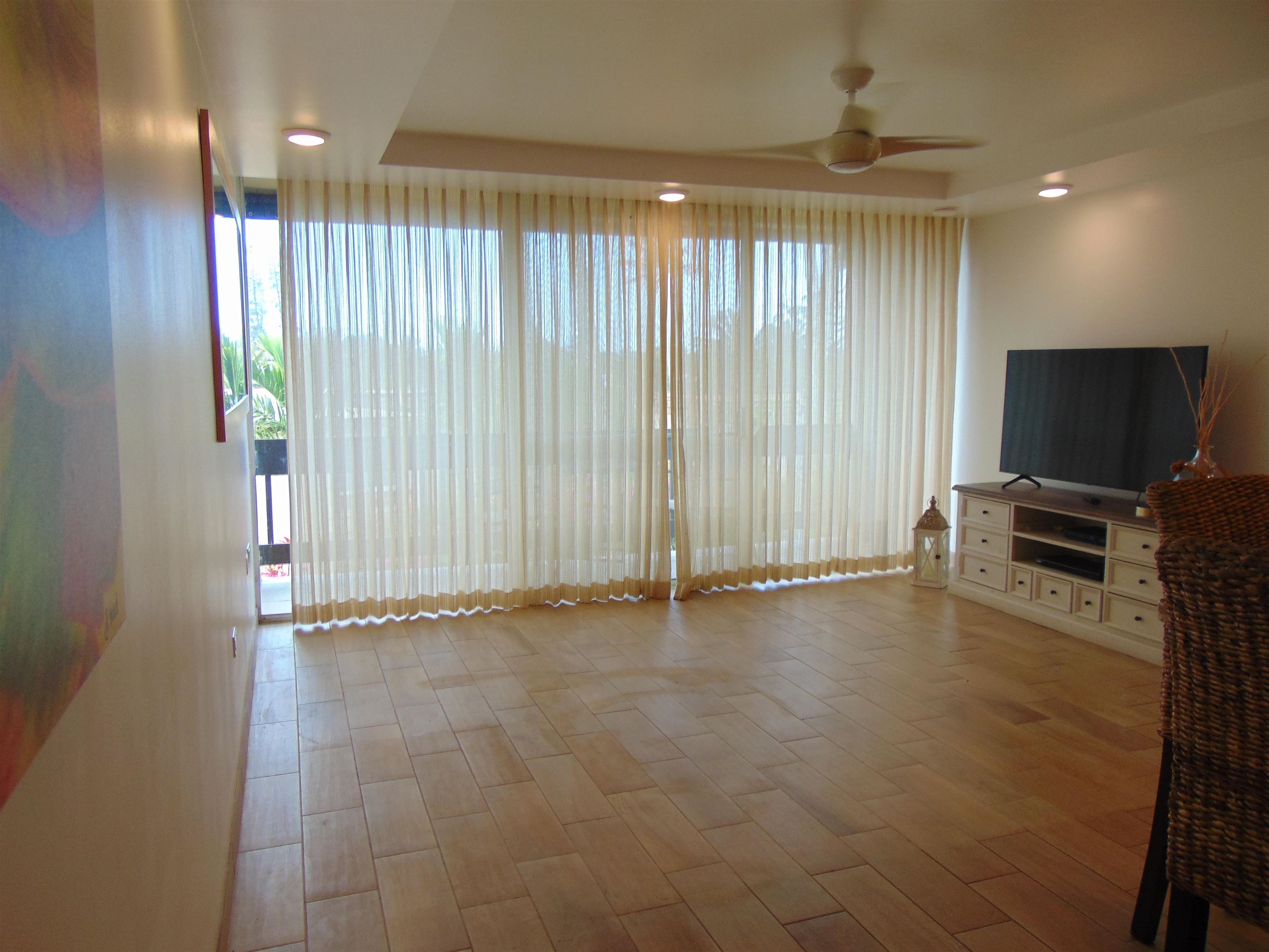 120 Hui Rd F Road, Unit J13 Lahaina, HI 96761 - Photo 2 of 12 Living Room