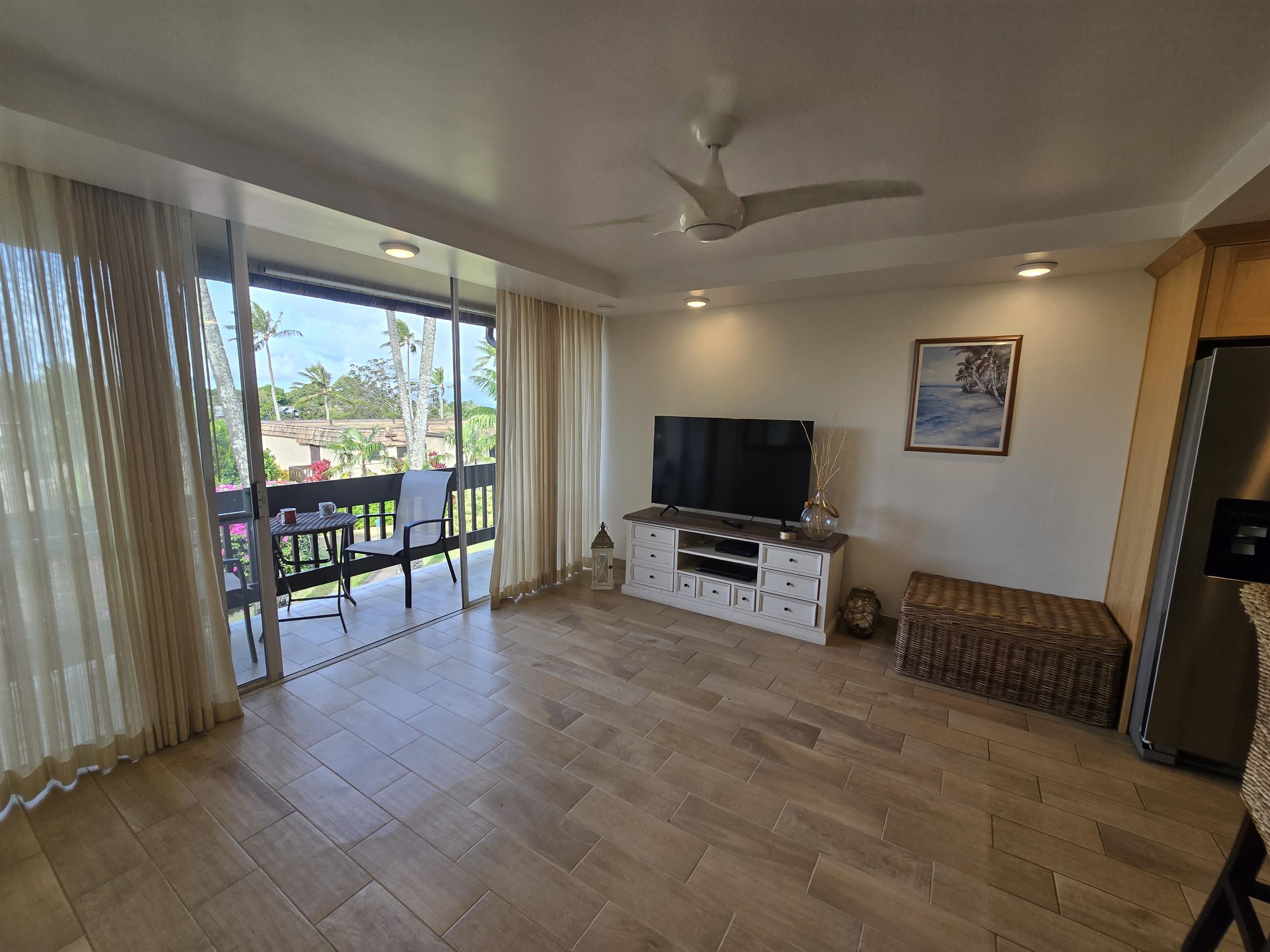 120 Hui Rd F Road, Unit J13 Lahaina, HI 96761 - Photo 4 of 12 Living room