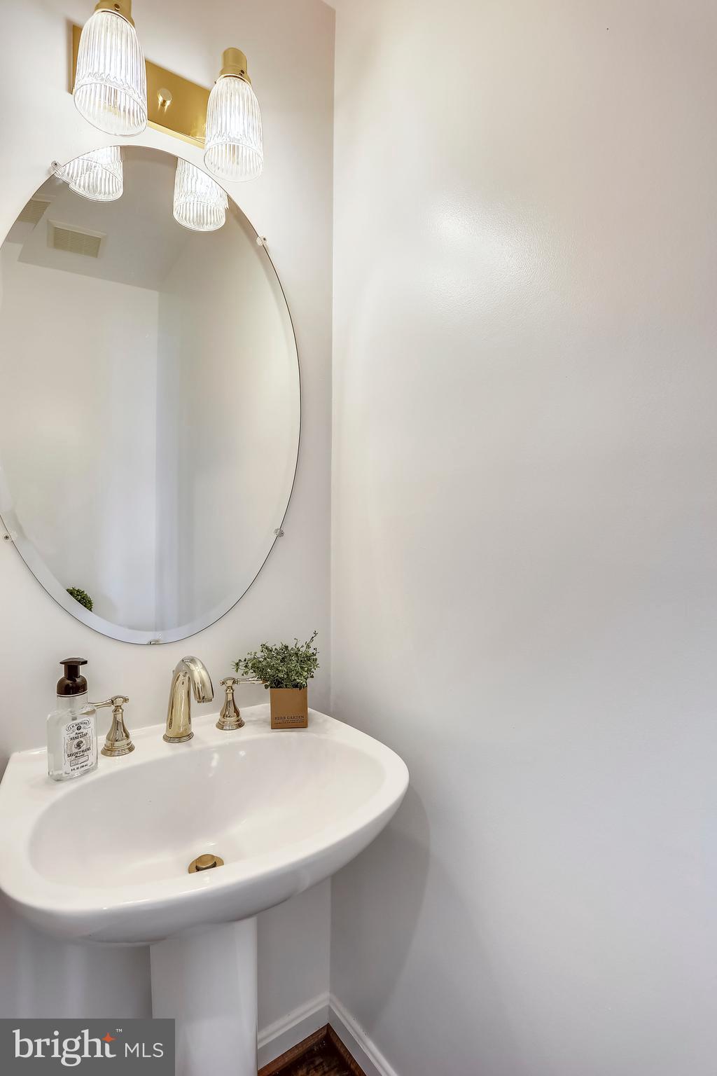 434 Little Quarry Road Gaithersburg, MD 20878 - Photo 14 of 40 Powder room with pedestal sink