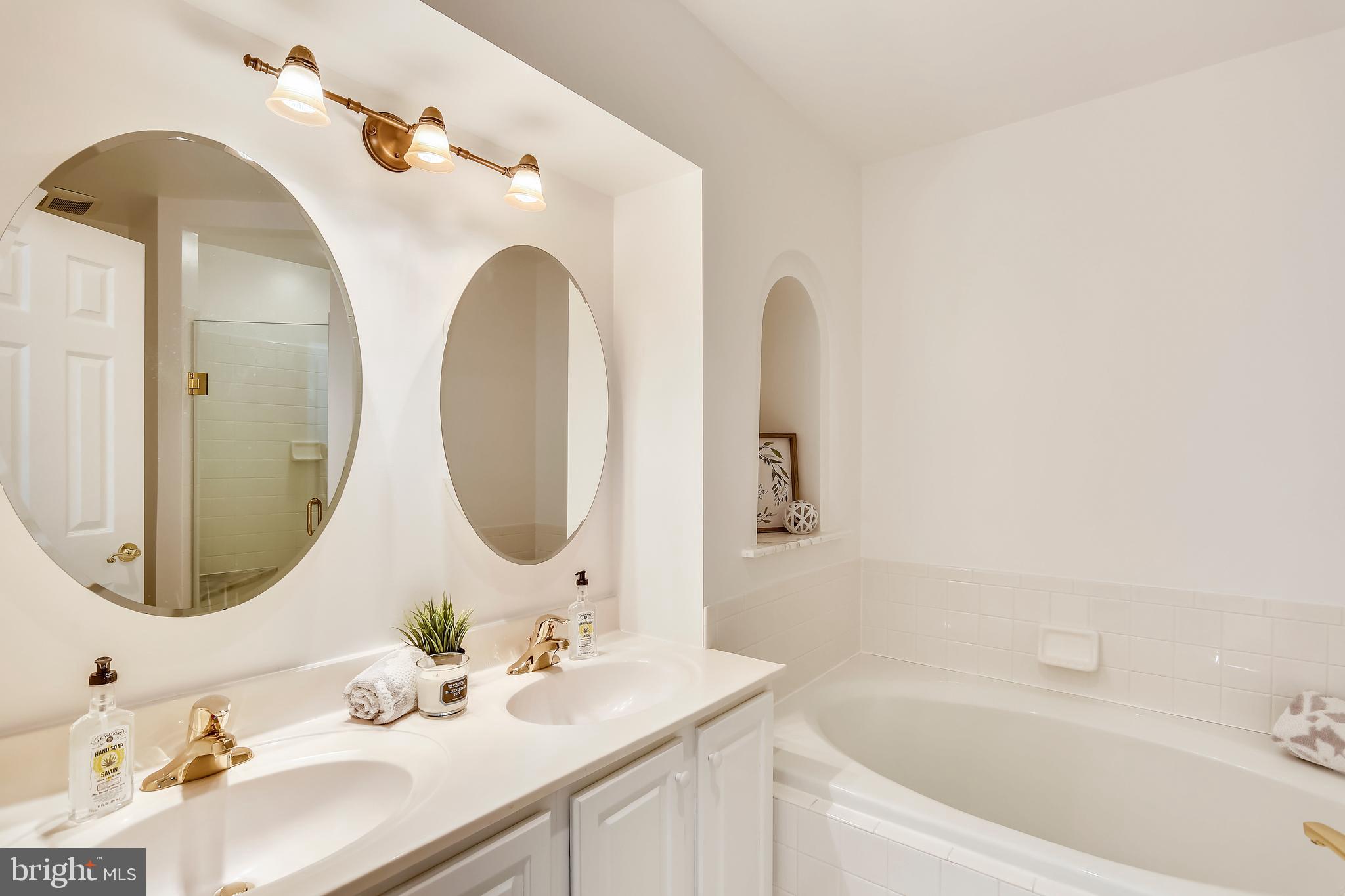 434 Little Quarry Road Gaithersburg, MD 20878 - Photo 20 of 40 Master bath with double vanity and soaking tub