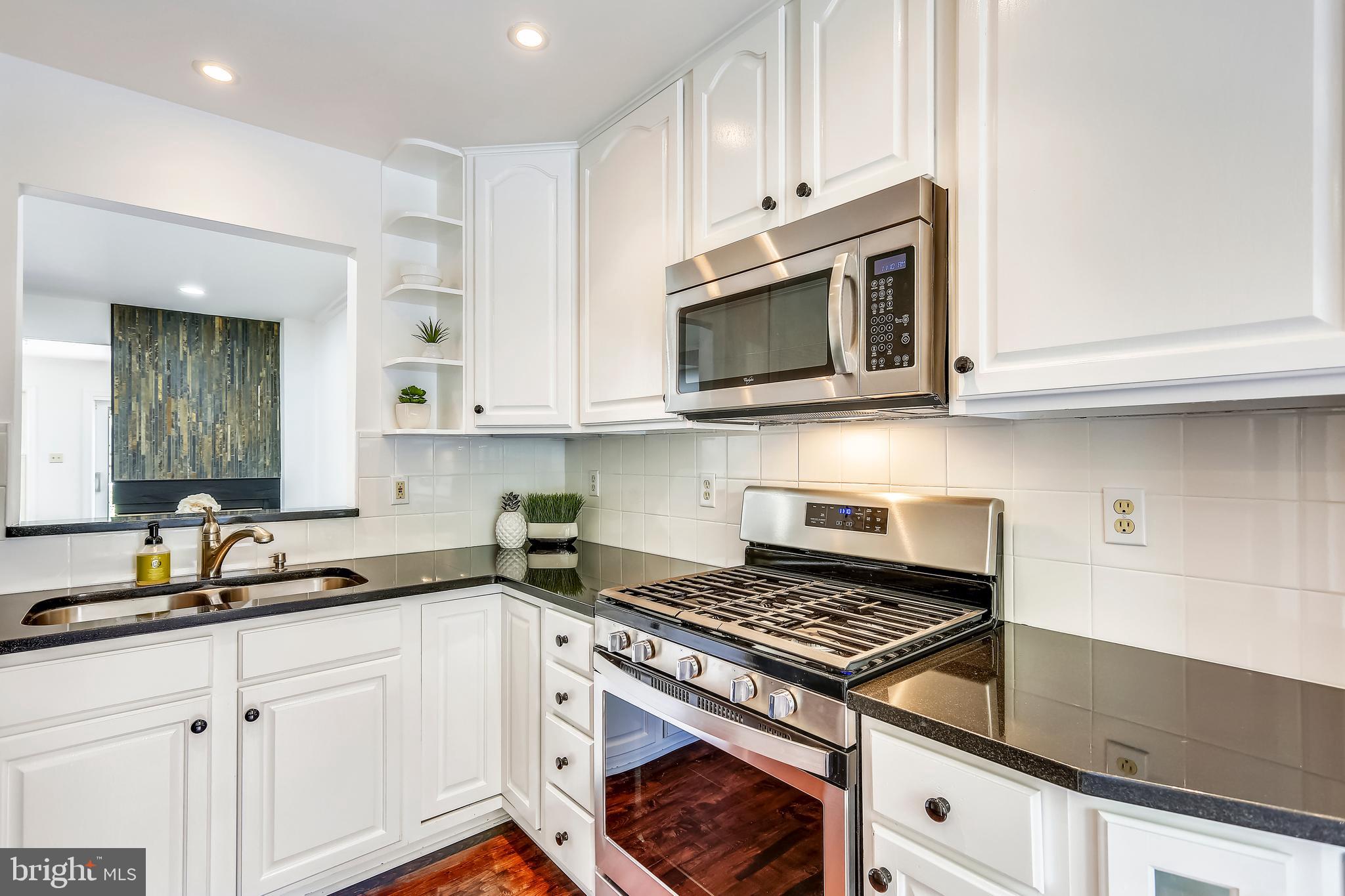 434 Little Quarry Road Gaithersburg, MD 20878 - Photo 3 of 40 Kitchen with granite and custom backsplash