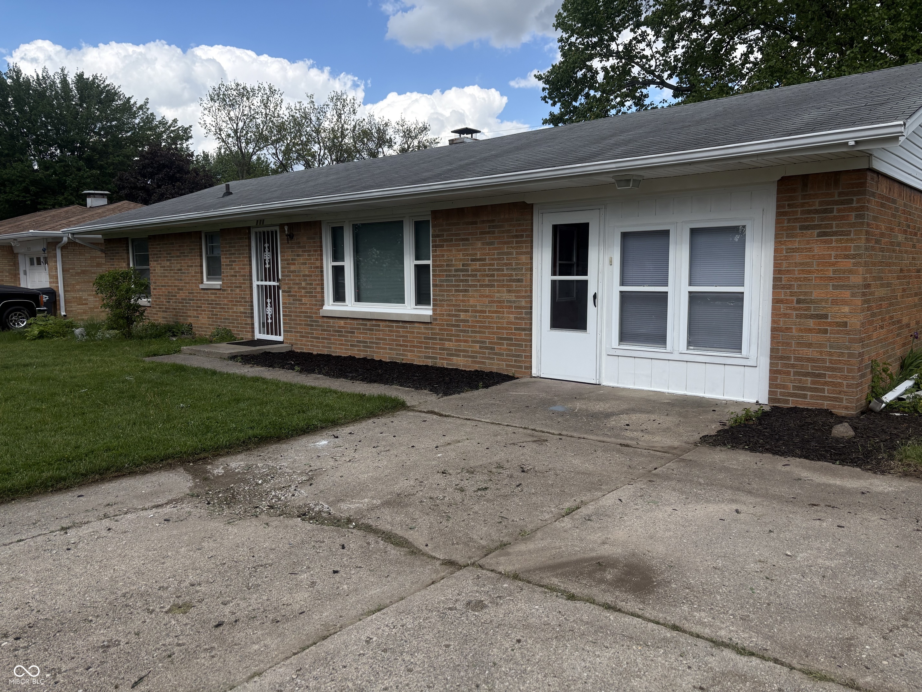 711 Howard Road Greenwood, IN 46142 - Photo 2 of 21