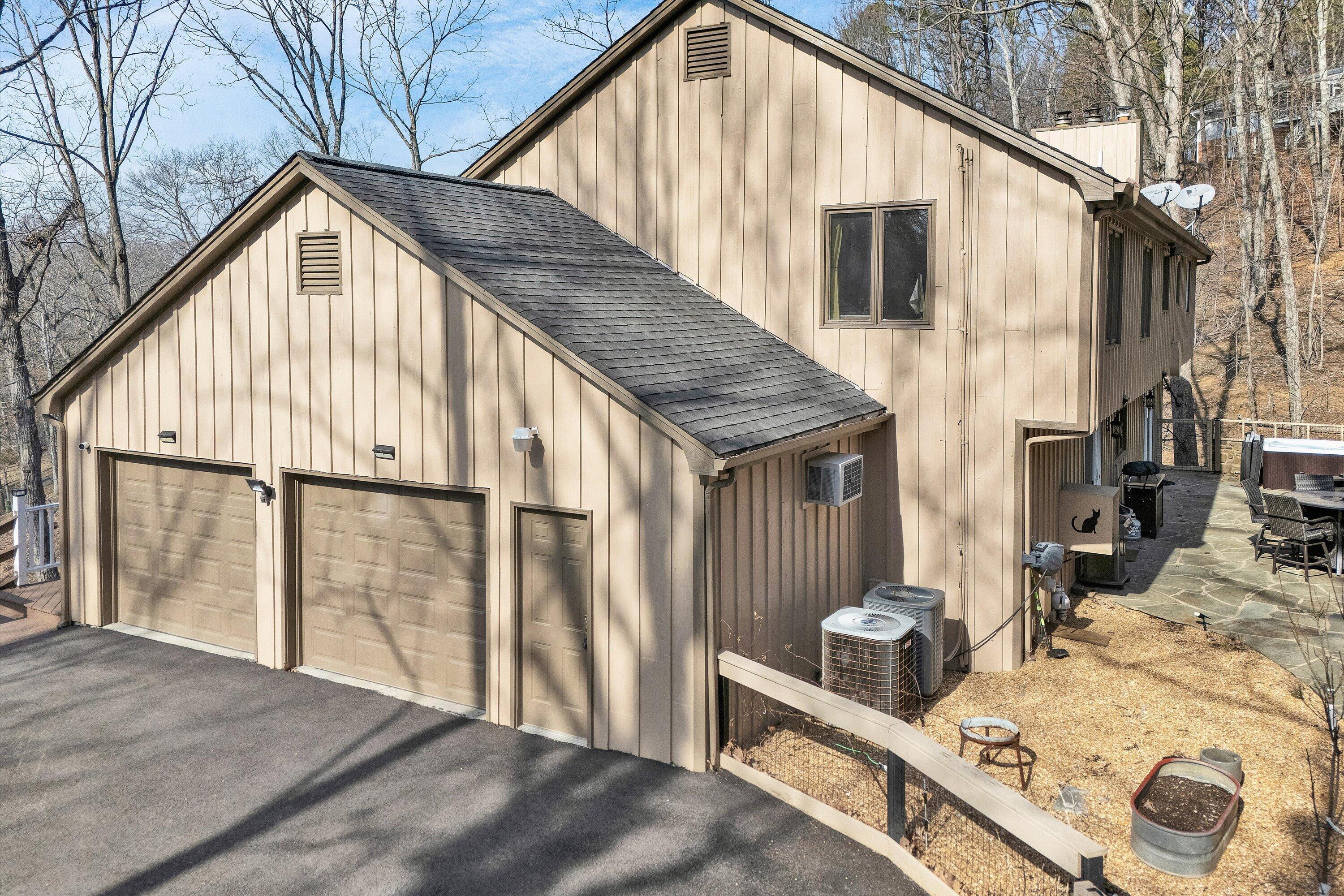 5157 Remington Road Roanoke, VA 24018 - Photo 4 of 63 a view of backyard of house
