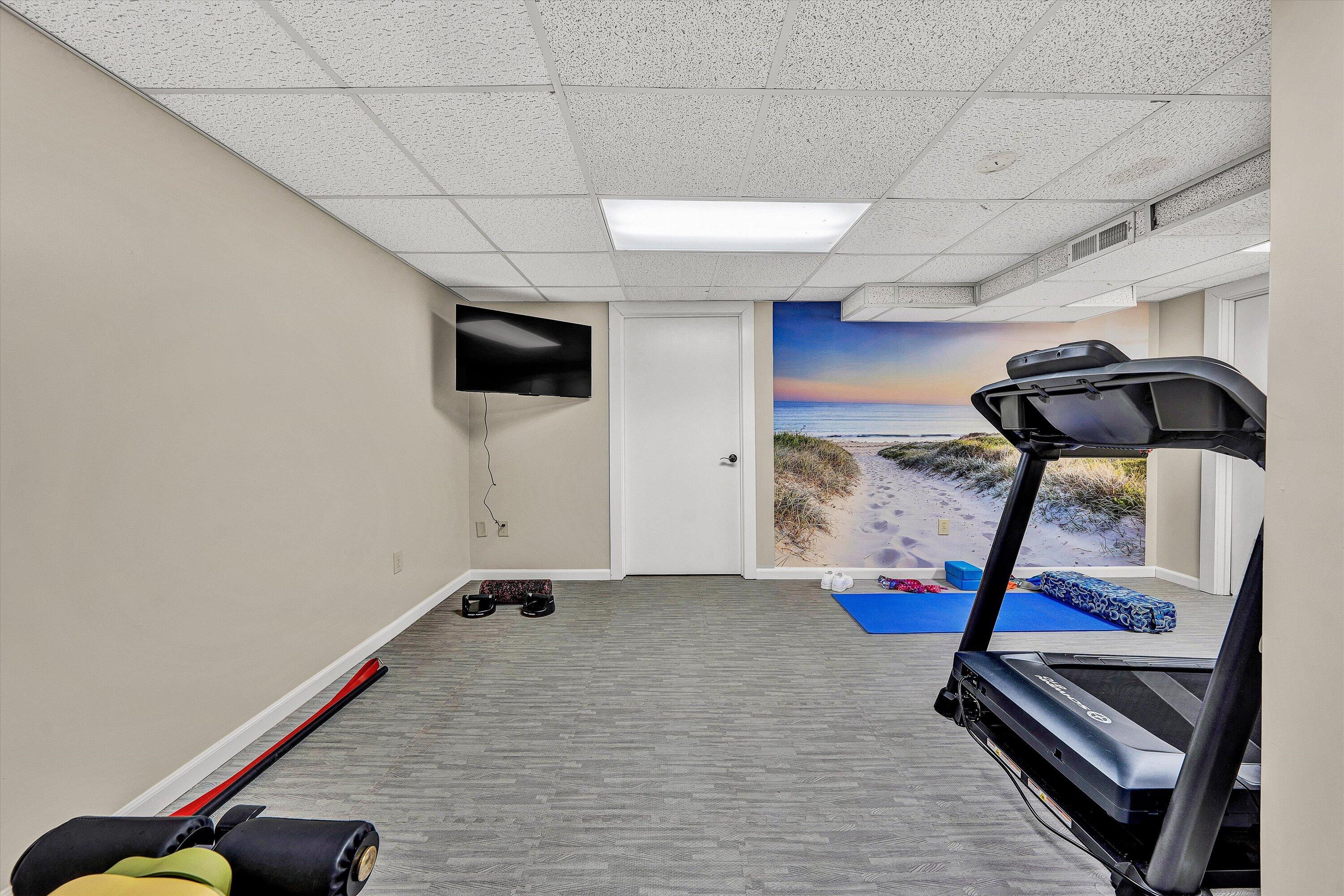 5157 Remington Road Roanoke, VA 24018 - Photo 46 of 63 a hallway with front door and natural light
