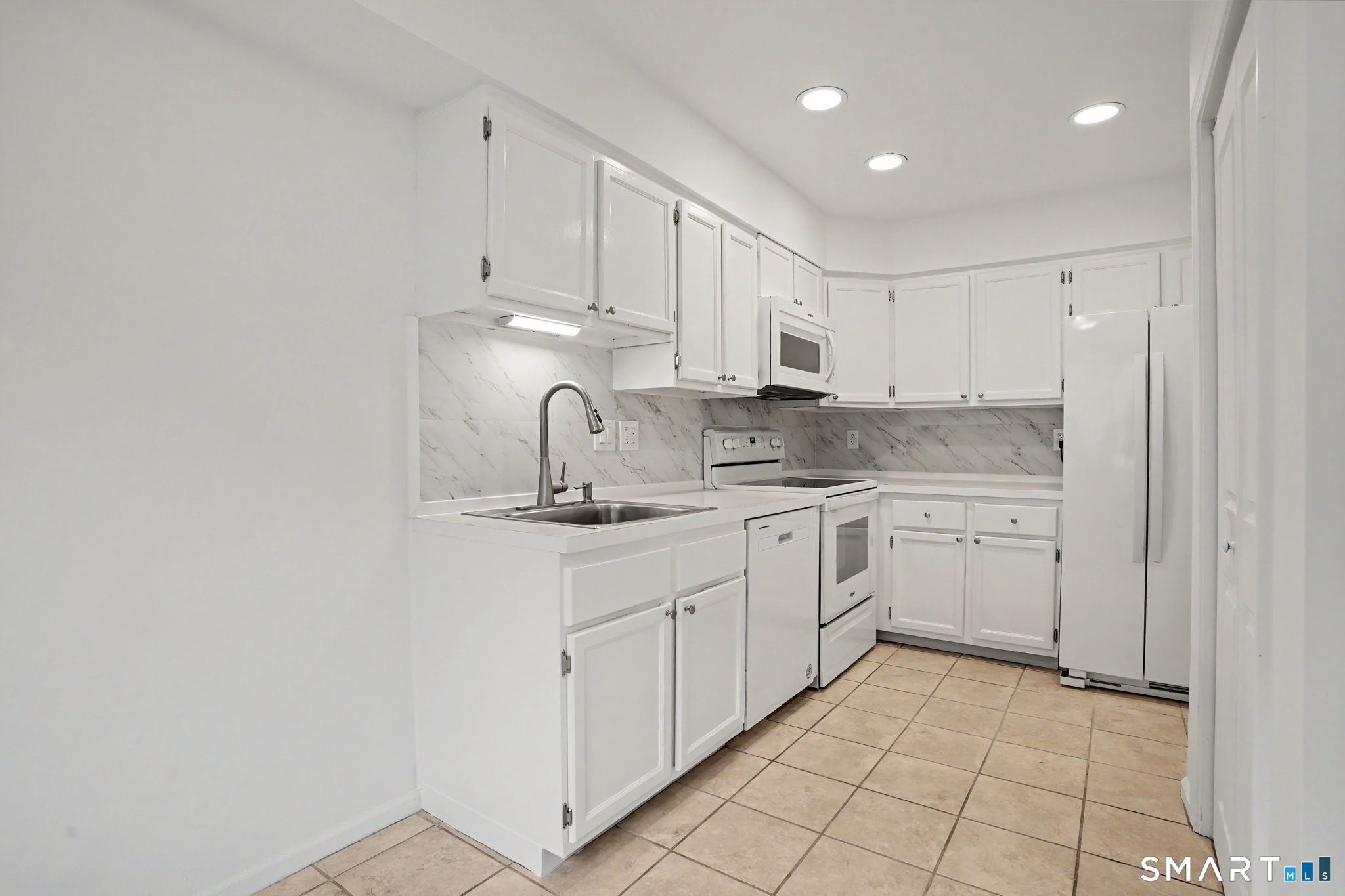49 Deer Run, Unit 49 Bethel, CT 06801 - Photo 3 of 11