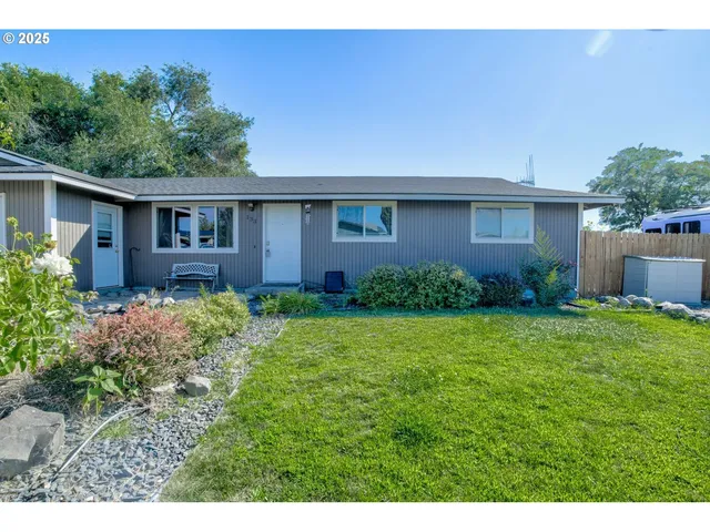 a view of a house with garden and yard