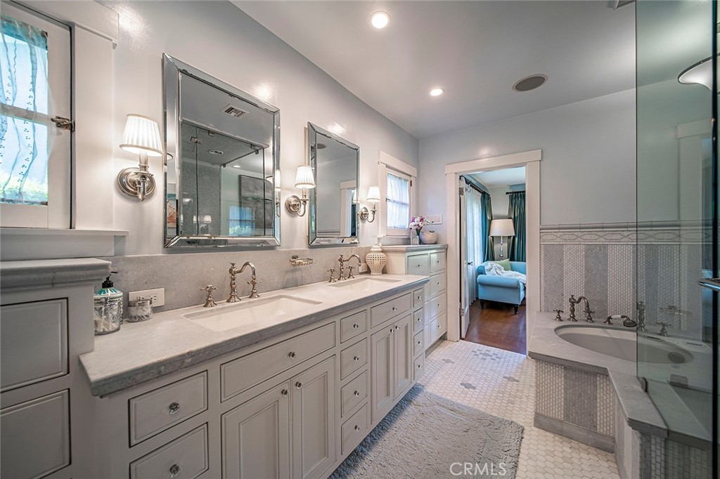 3216 2nd Street Long Beach, CA 90803 - Photo 37 of 62 a spacious bathroom with a double vanity sink mirror and