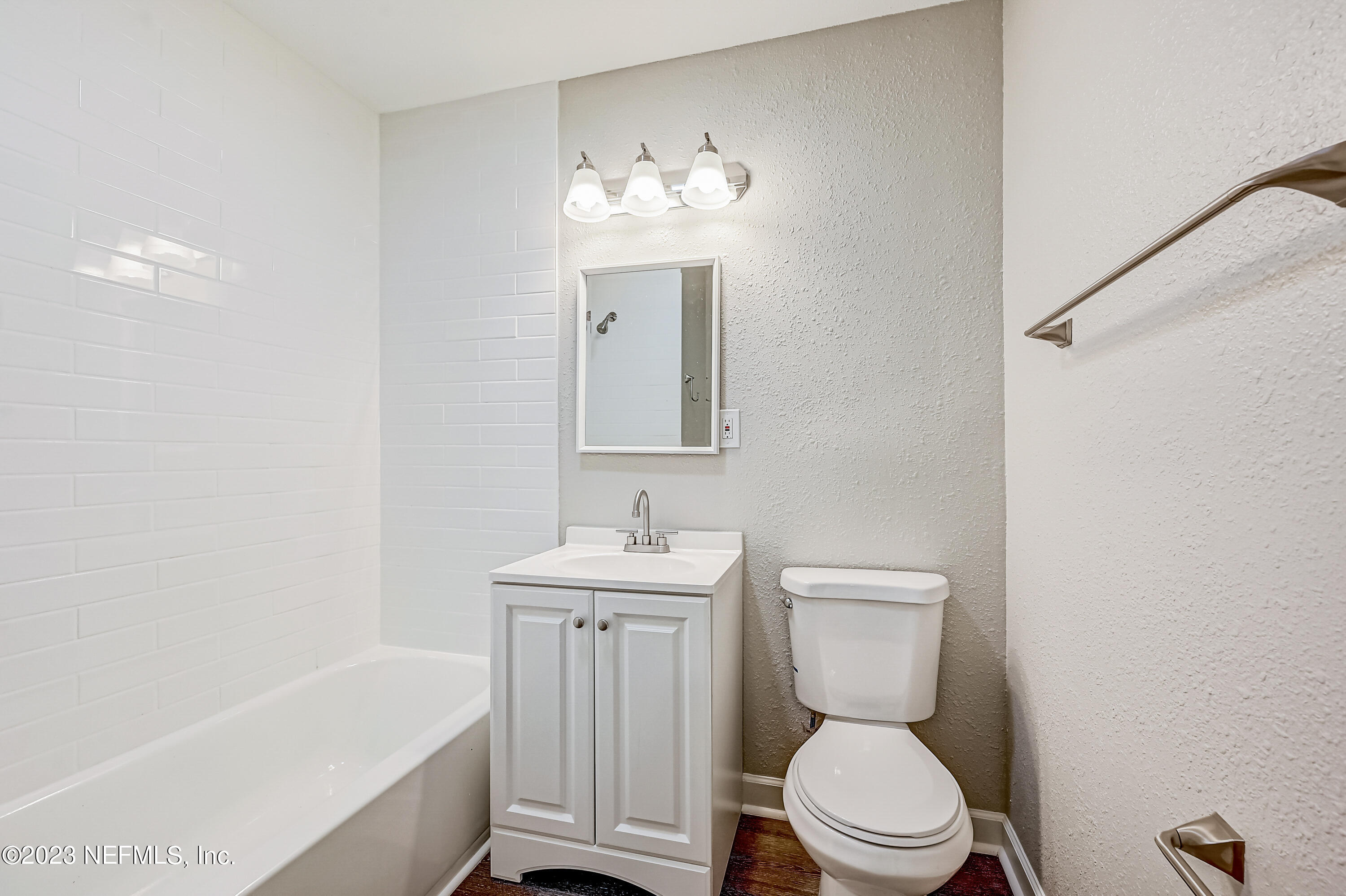6105 Duke Road Jacksonville, FL 32217 - Photo 20 of 29 a bathroom with a toilet a sink and bathtub