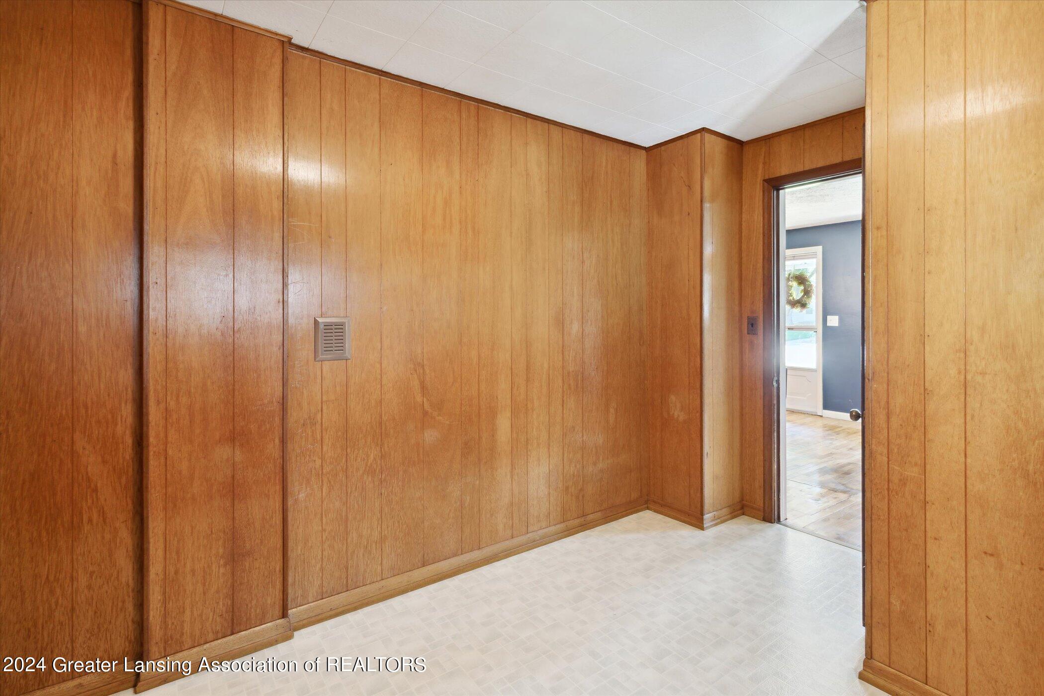 2115 Wabash Road Lansing, MI 48910 - Photo 18 of 31 22-2115-Wabash-Rd-Lansing-MI-48910-Windo