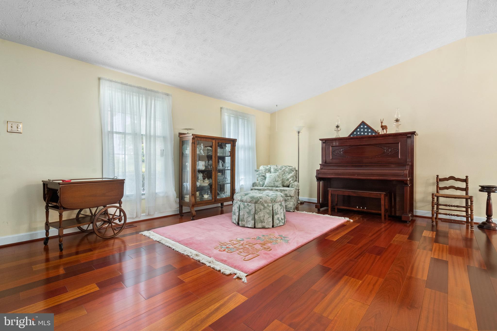 8360 Magic Leaf Road Springfield, VA 22153 - Photo 3 of 32 Gallery Image 3