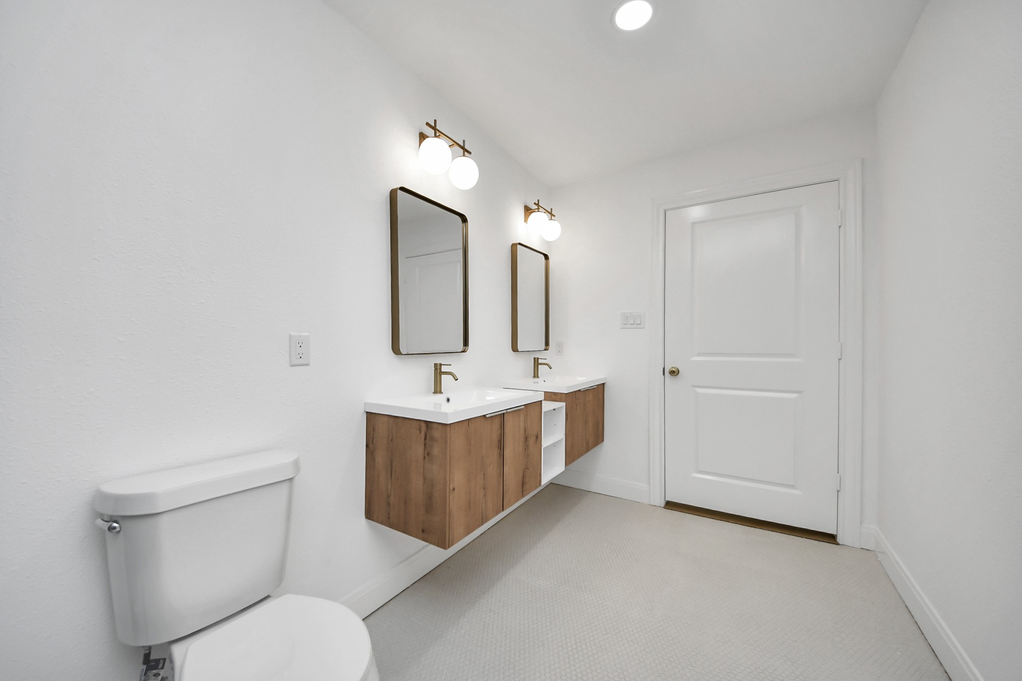 300 Narcissus Road Kemah, TX 77565 - Photo 31 of 47 a bathroom with a toilet a sink and mirror