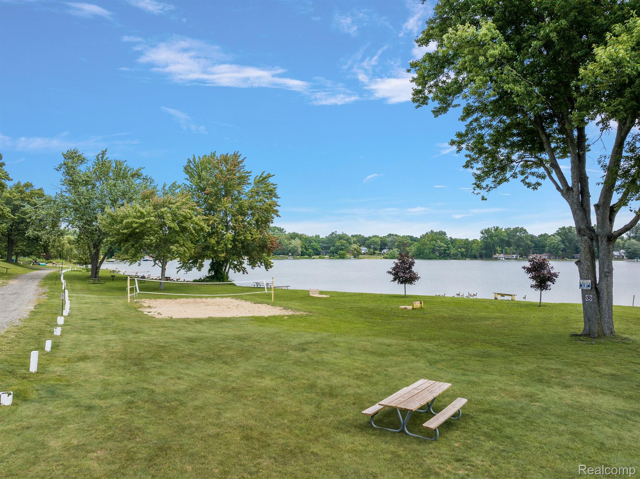 176 Crescent Road Waterford, MI 48327 - Photo 54 of 61 Picnic area
