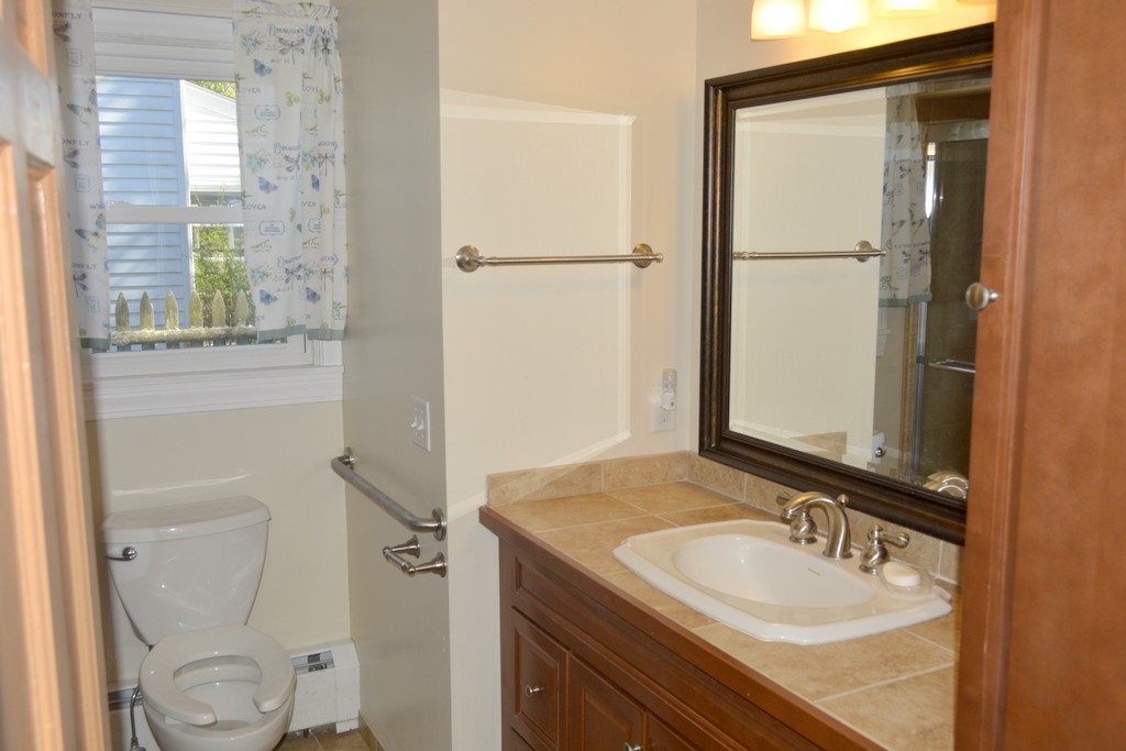 40 Brookwood Road Cranston, RI 02910 - Photo 6 of 29 Gallery Image 6