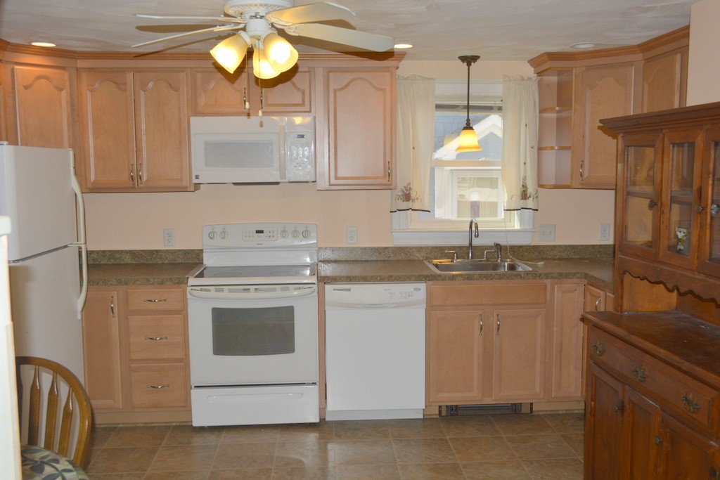 40 Brookwood Road Cranston, RI 02910 - Photo 7 of 29 Gallery Image 7