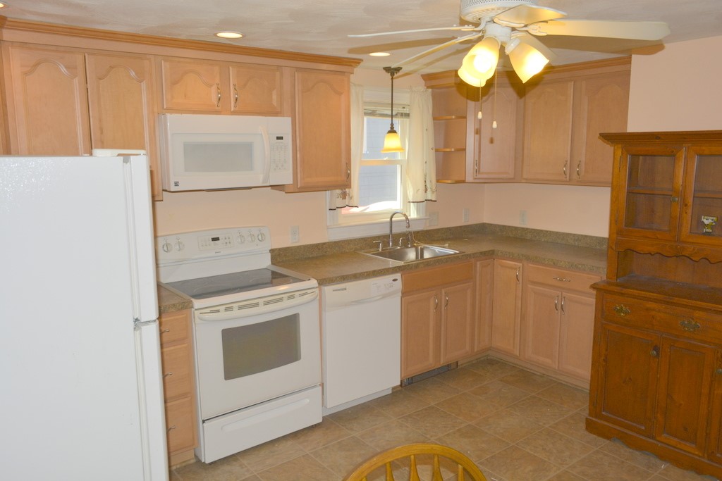 40 Brookwood Road Cranston, RI 02910 - Photo 9 of 29 Gallery Image 9