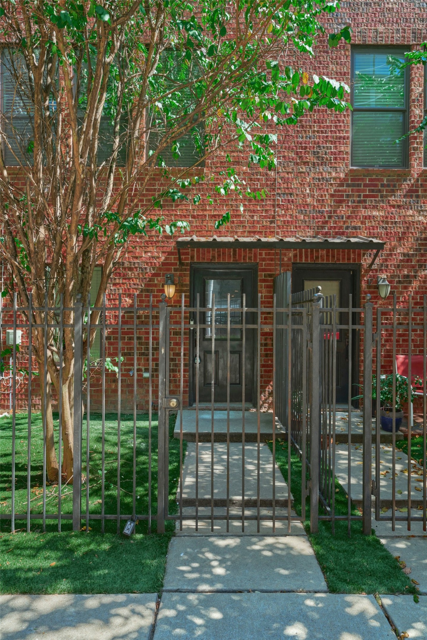 2422 Navigation Boulevard, Unit E Houston, TX 77003 - Photo 2 of 29 front view of a house with a garden