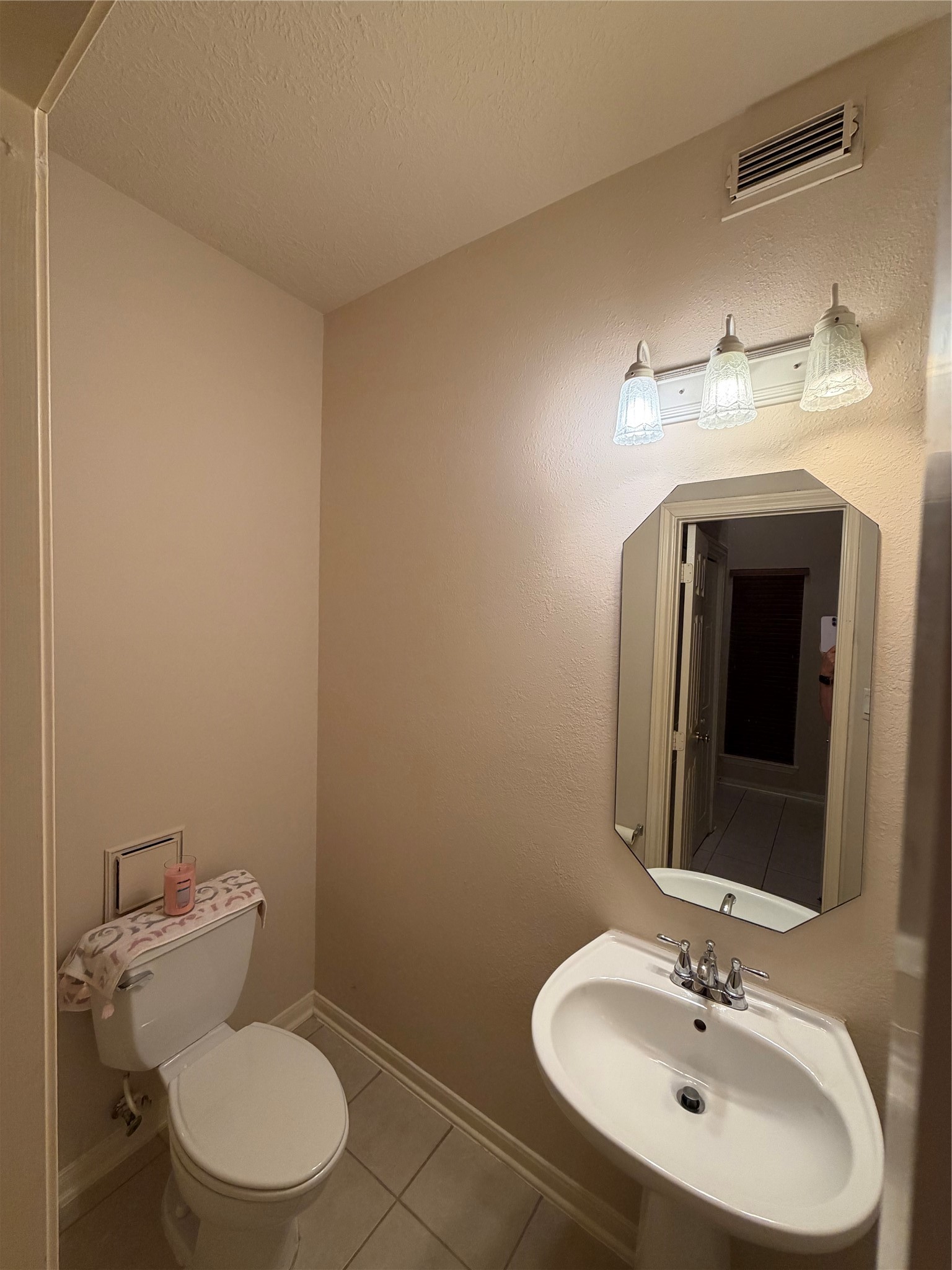 18963 Candlelight Crescent Road Spring, TX 77388 - Photo 25 of 33 A Stylish downstairs half bath offering convenience and charm for guests.