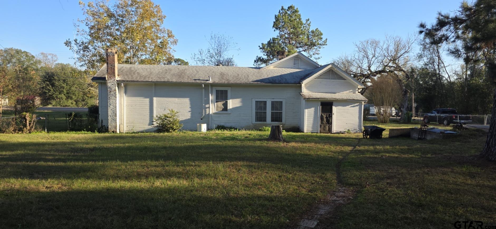 632 Highway 7 Pollok, TX 75969 - Photo 10 of 27 a front view of a house with a garden