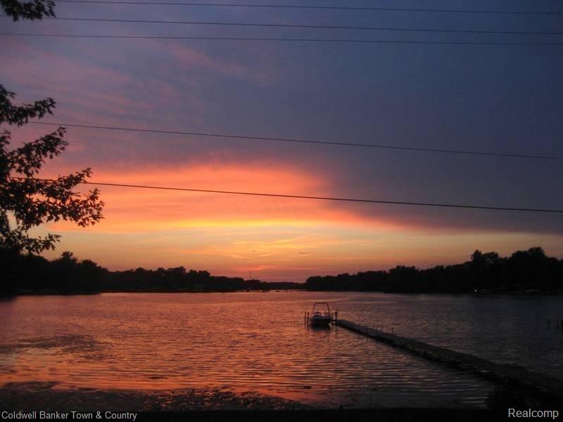 1786 South Hughes Road Brighton, MI 48114 - Photo 3 of 25 1786hughes28.jpg