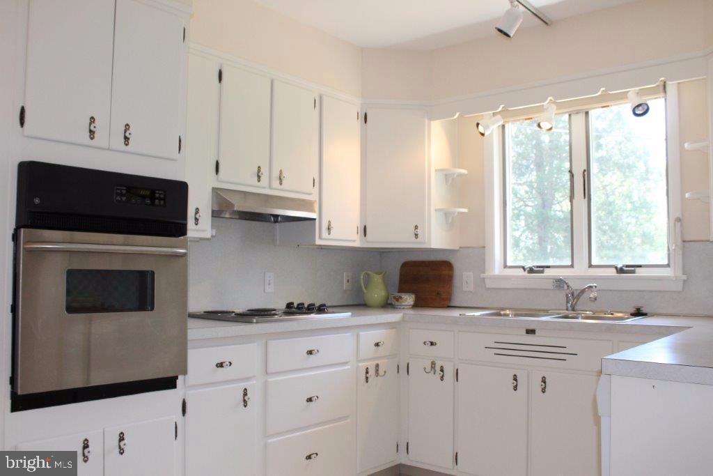 412 Ruth Ridge Drive Lancaster, PA 17601 - Photo 3 of 24