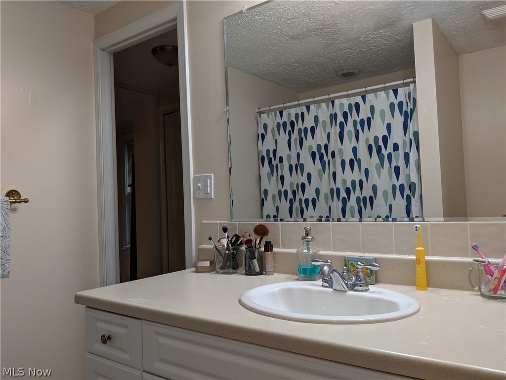 958 Som Center Road, Unit C3 Cleveland, OH 44143 - Photo 28 of 33 Master bathroom