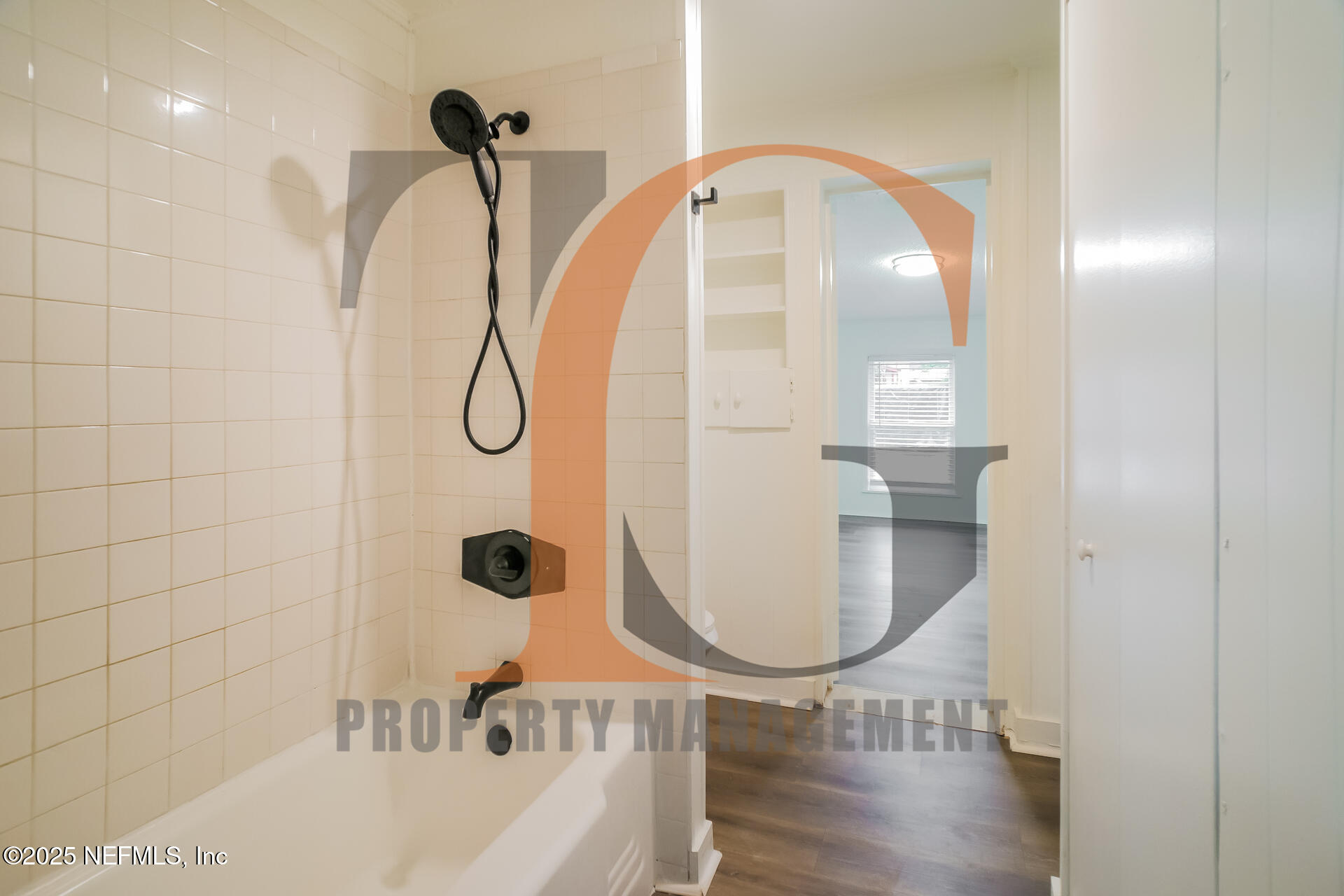 113 Cedar Street St. Augustine, FL 32084 - Photo 7 of 10 a bathroom with a shower