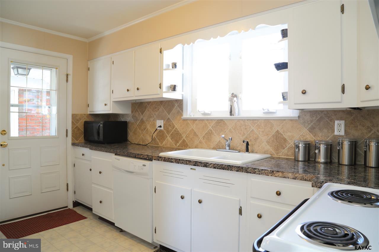 303 Creston Road York, PA 17403 - Photo 2 of 23 Gallery Image 2