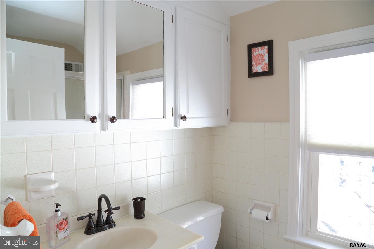 303 Creston Road York, PA 17403 - Photo 17 of 23 Gallery Image 17