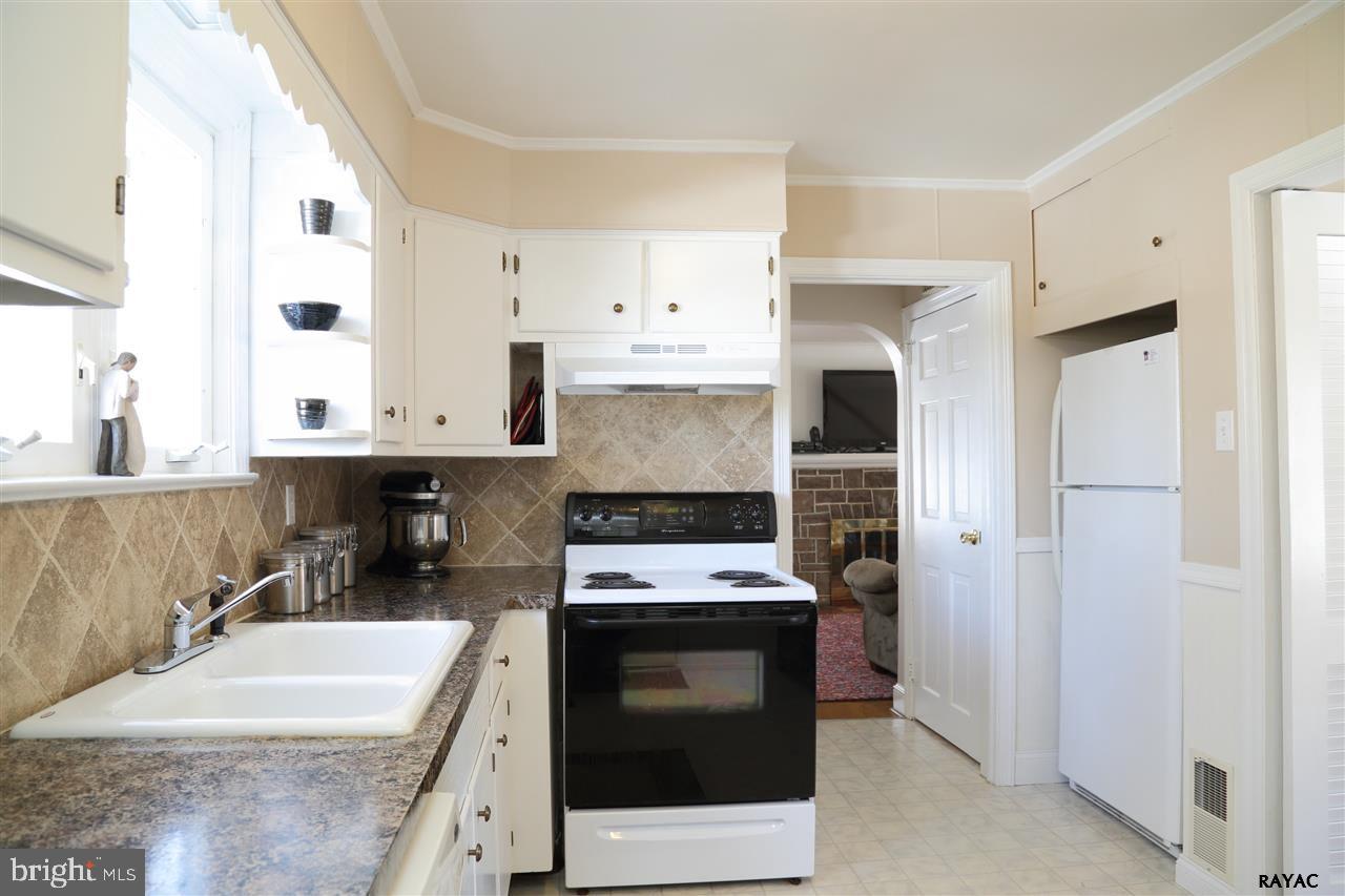 303 Creston Road York, PA 17403 - Photo 3 of 23 Gallery Image 3